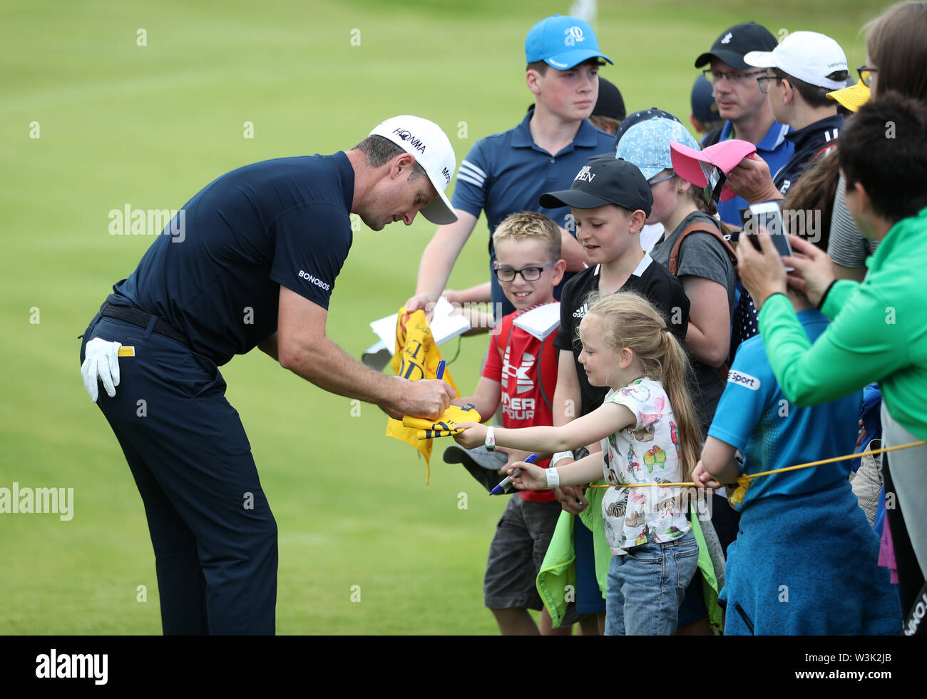 Der Engländer Justin Rose's Autogramme während der Vorschau Tag drei der Open Championship 2019 im Royal Portrush Golf Club. Stockfoto