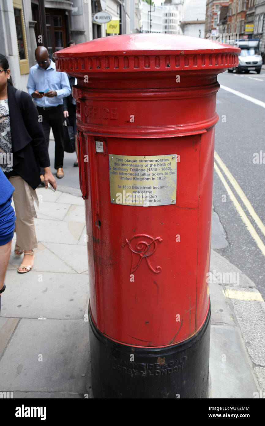 Alte Säule, zum Gedenken an die Geburt von Anthony Trollope, die Säule Boxen UK in 1852 teh eingeführt, Fleet Street London UK 2019 Stockfoto