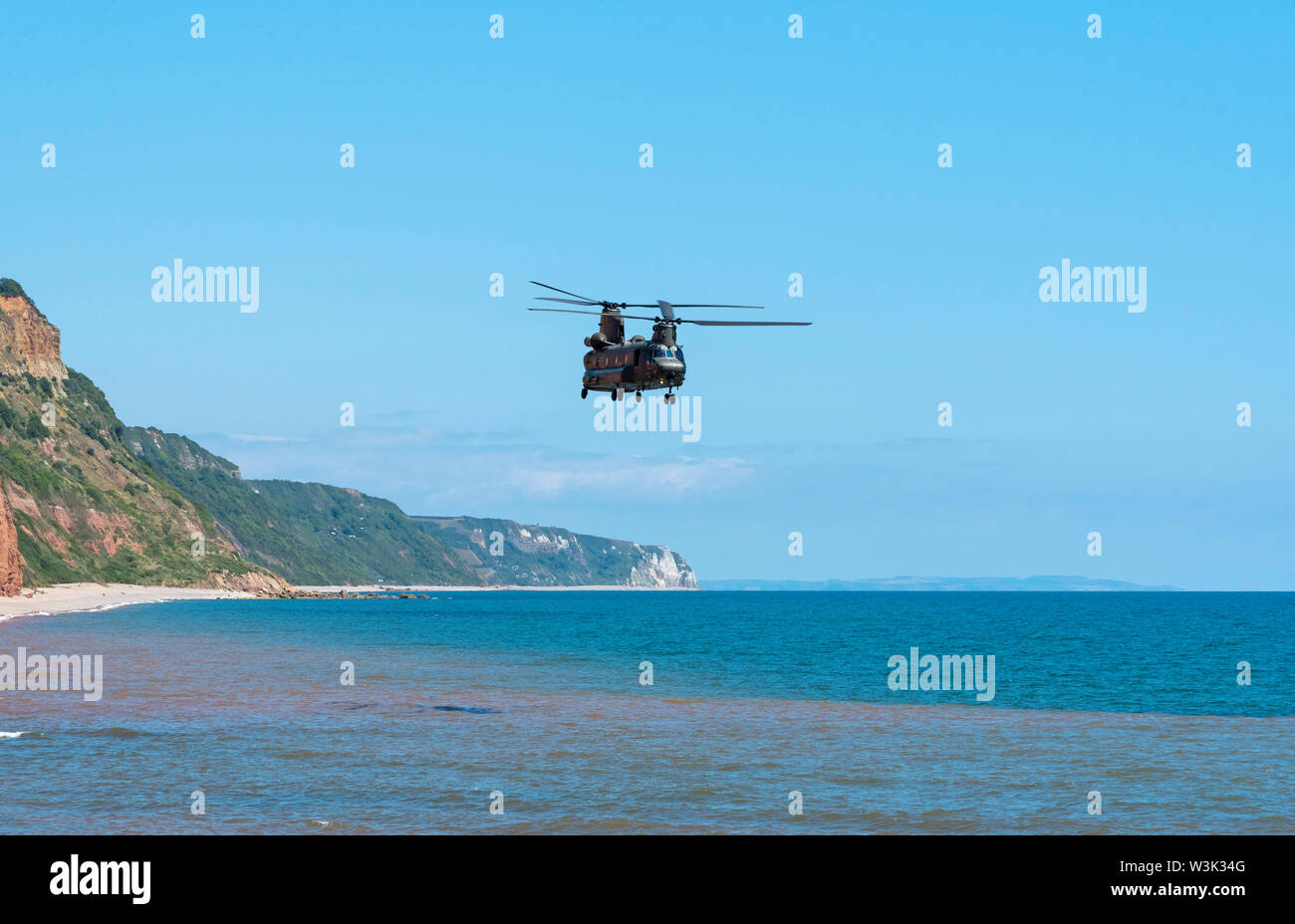 Honiton, Devon, England. Eine RAF Chinook Heavy lift Hubschrauber entlang des South West Coast in Honiton, Devon, England UK Flying Stockfoto