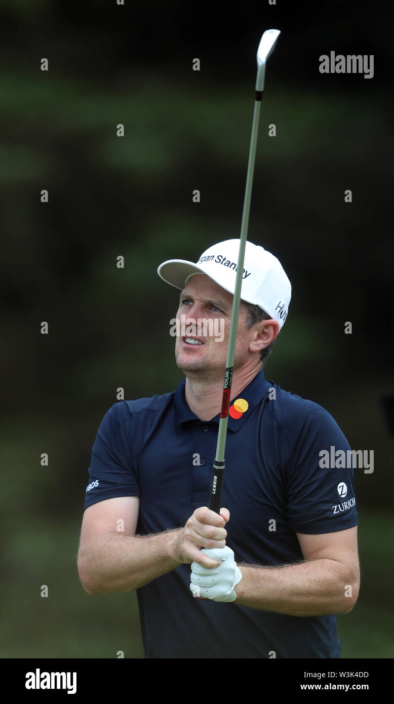 Der Engländer Justin Rose T-Stücke weg die 5. Während der Vorschau Tag drei der Open Championship 2019 im Royal Portrush Golf Club. Stockfoto