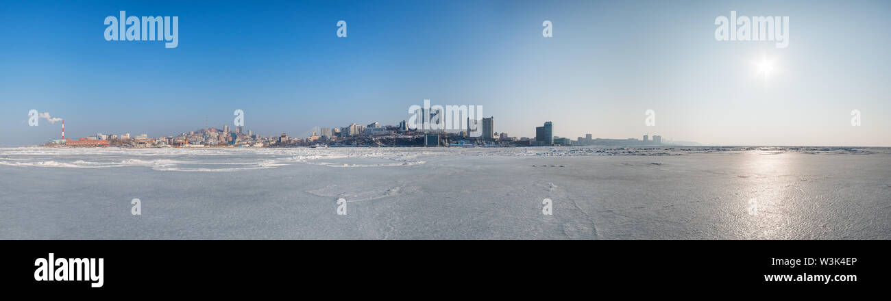 Wladiwostok Stadtbild, Tag. Winter. Blick auf die Stadt vom Meer von Japan. Stockfoto