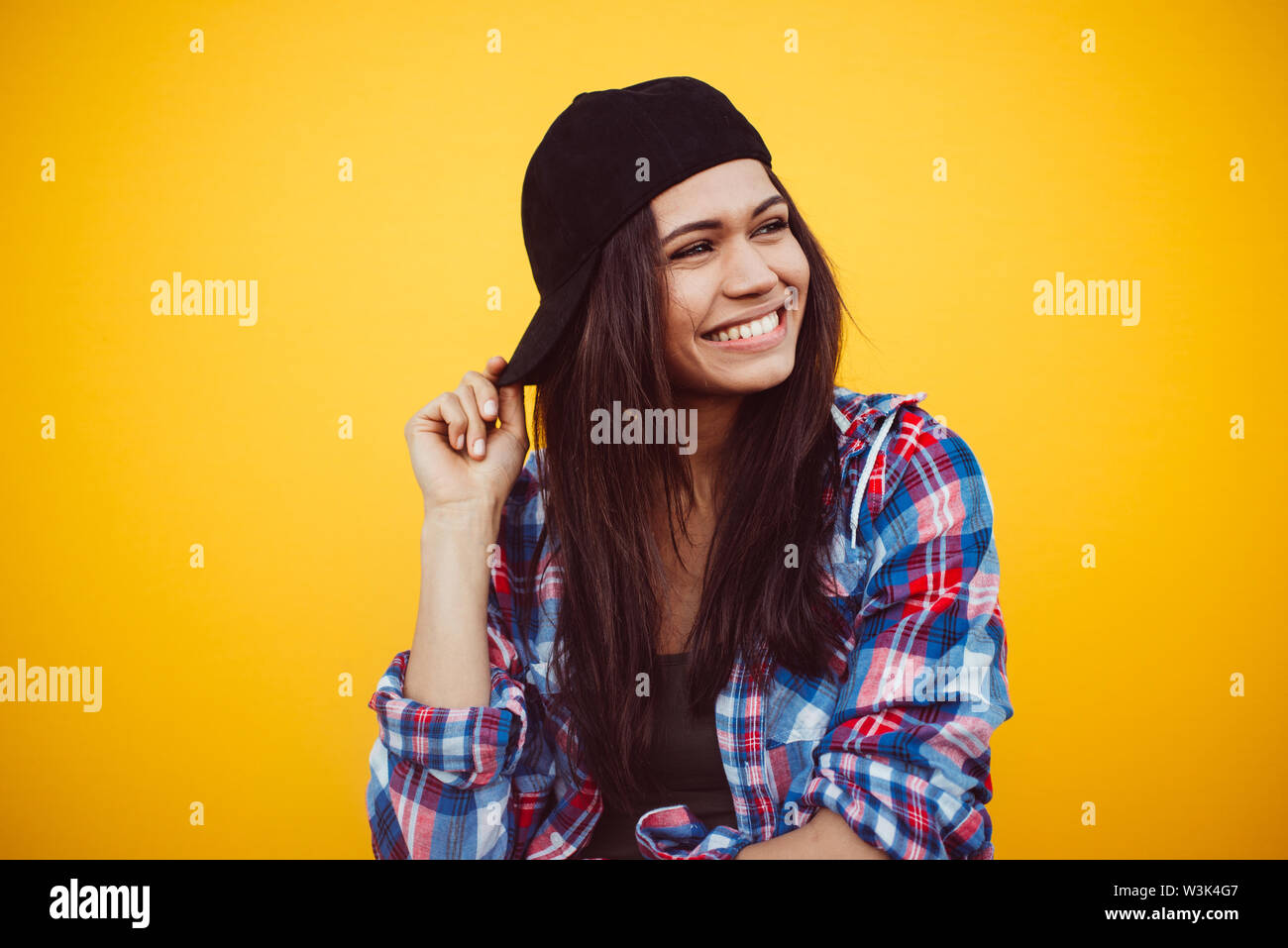 Happy Teenager Portrait auf farbigem Hintergrund Stockfoto