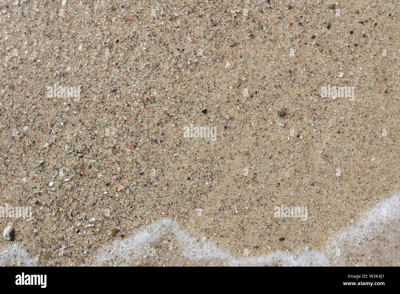 Sanfte Wellen am Strand. Stockfoto