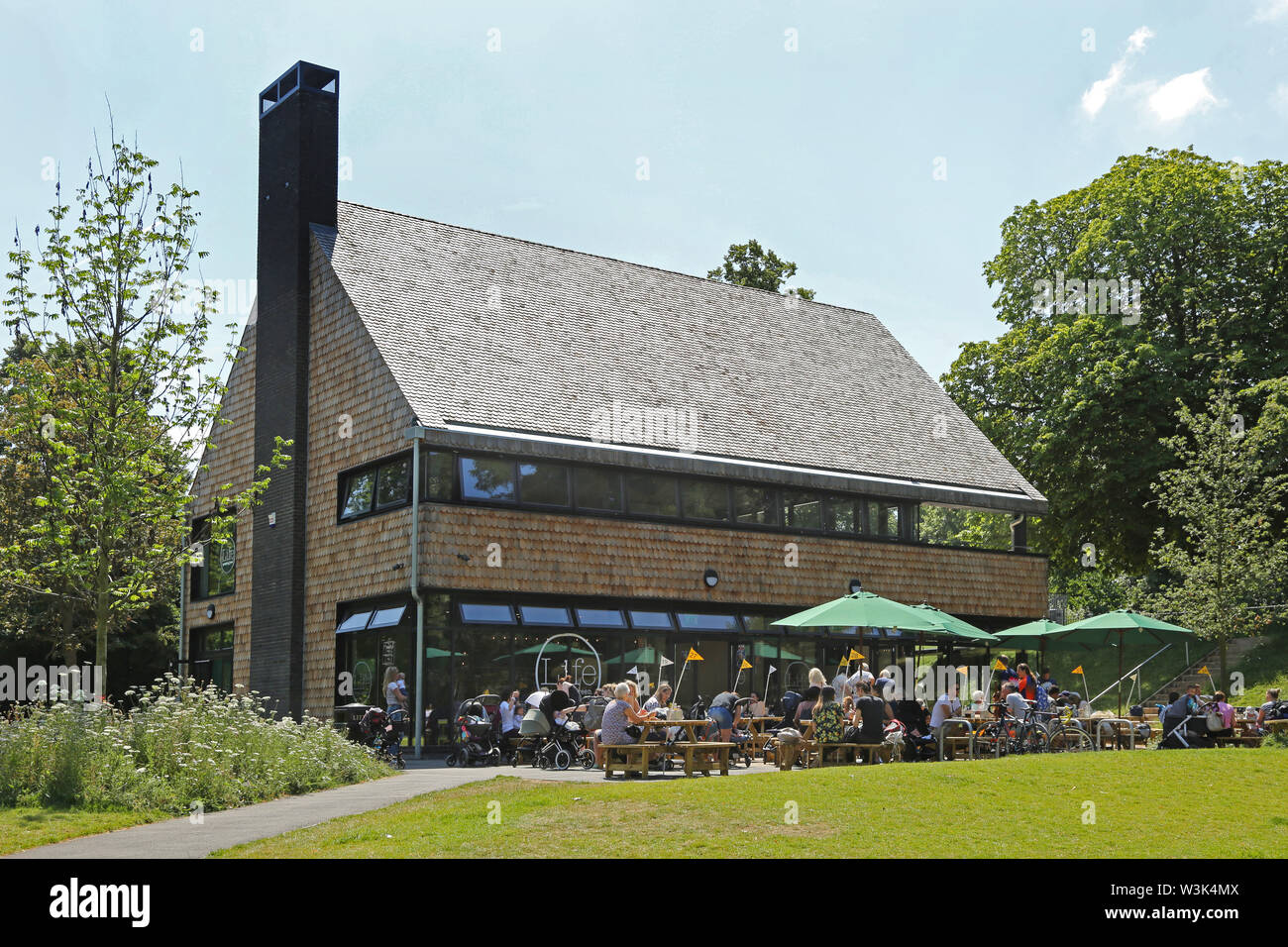 Die neue Crystal Palace Park Cafe, das von Chris Dyson Architekten. Holz Schindeln auf dem äußeren relect die Skalen des berühmten Park dinosur Statuen Stockfoto
