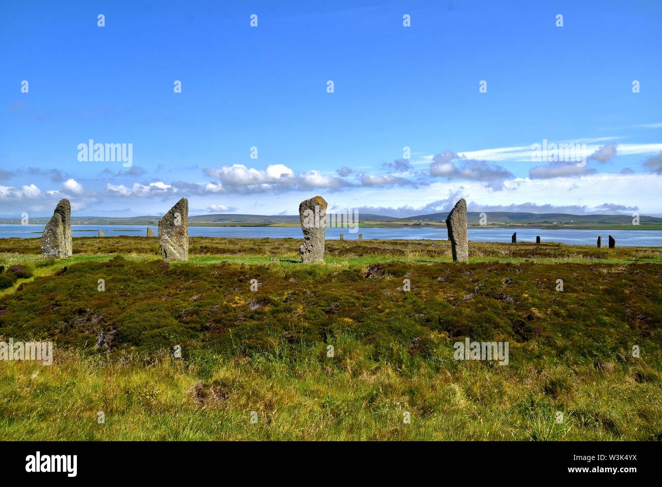 Ring von Brodgar und das Loch von Harray. Stockfoto