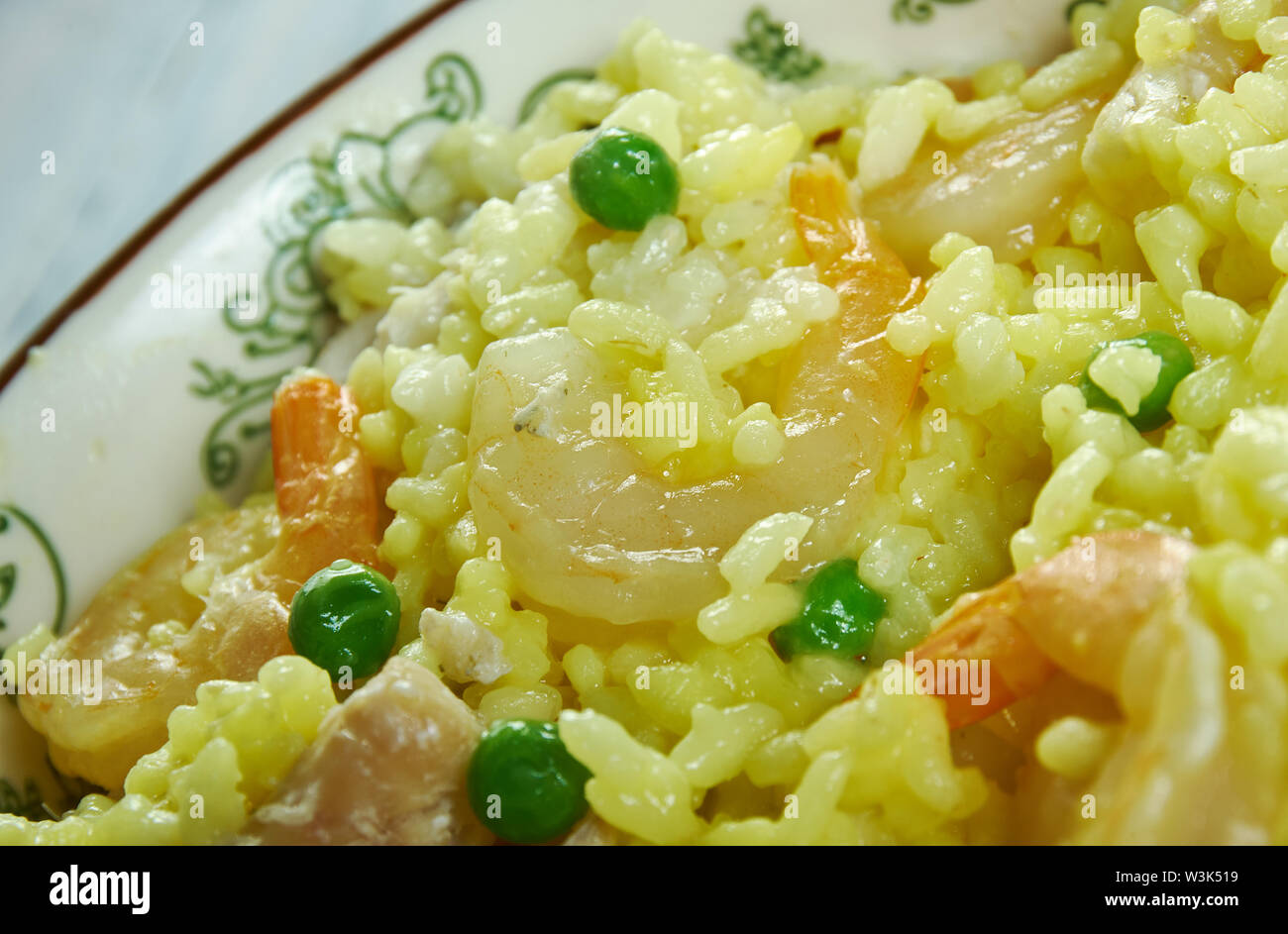 Paella mit Kabeljau und Garnelen, klassische spanische Reisgericht Stockfoto