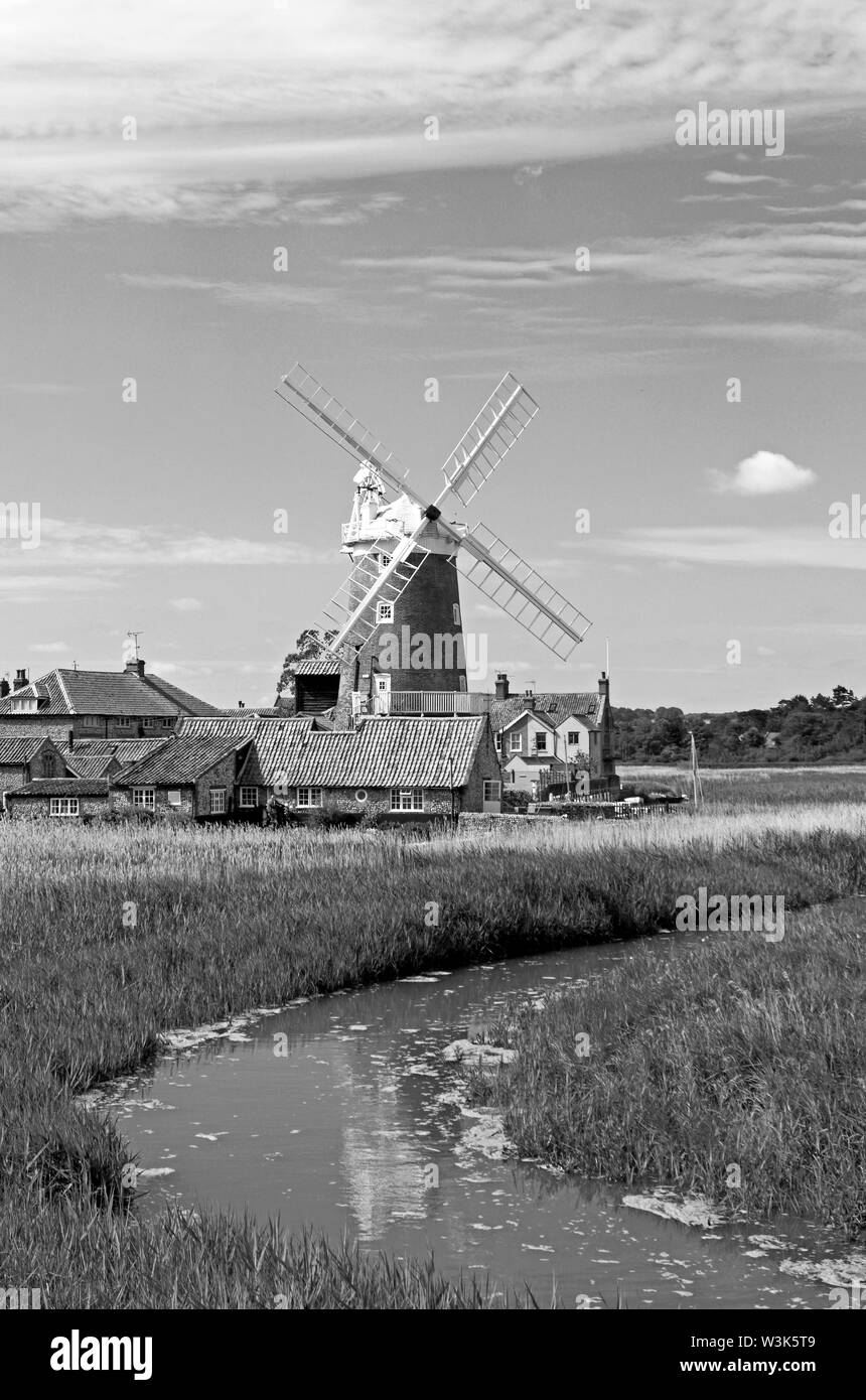 Ein schwarz-weiß Bild von dem Wahrzeichen Windmühle auf dem North Norfolk Küste bei cley-next-the-Sea, Norfolk, England, Vereinigtes Königreich, Europa. Stockfoto