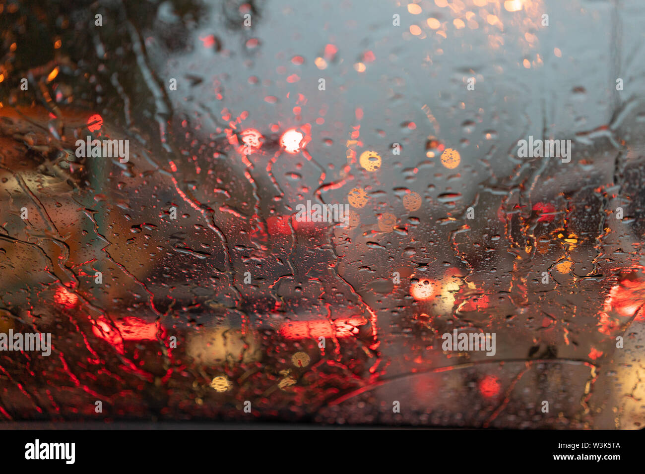 Kostenloses Foto zum Thema: auto, geheimnis, mini van, nacht, regen,  seitenspiegel, städtisch, tropfen, vertikaler schuss