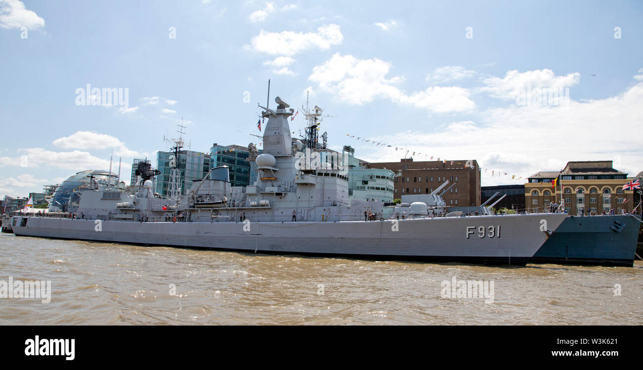 Belgische Fregatte Louise-Marie (F931), neben der HMS Belfast, London, UK. Stockfoto