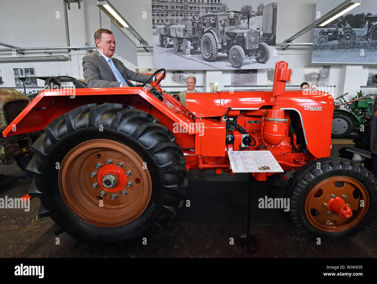 Nordhausen, Deutschland. 16. Juli, 2019. Bodo Ramelow (Die Linke), Ministerpräsident von Thüringen, sitzt auf einem roten "fahrbare Harz" Traktor hier zwischen 1957 und 1958 beim Besuch der IFA-Museum. Ramelow die multi-Tag Sommer Tour steht unter dem Motto '#FutureThuringia - Kluge Köpfe, innovative Prozesse". Foto: Martin Schutt/dpa-Zentralbild/dpa/Alamy leben Nachrichten Stockfoto