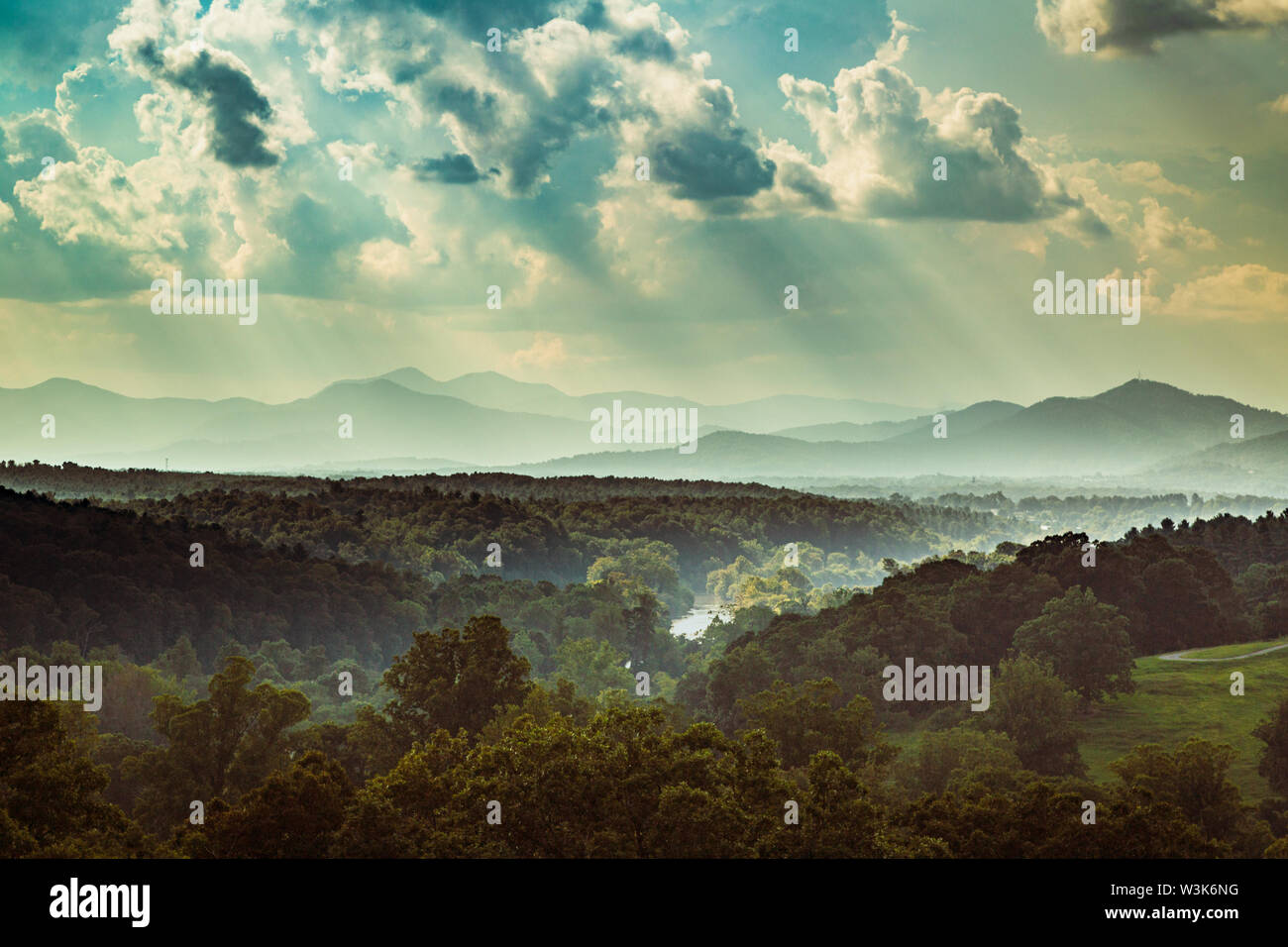 Blick auf die Western Blue Ridge Mountains aus Gründen der Biltmore House, Asheville, North Carolina, USA. Stockfoto