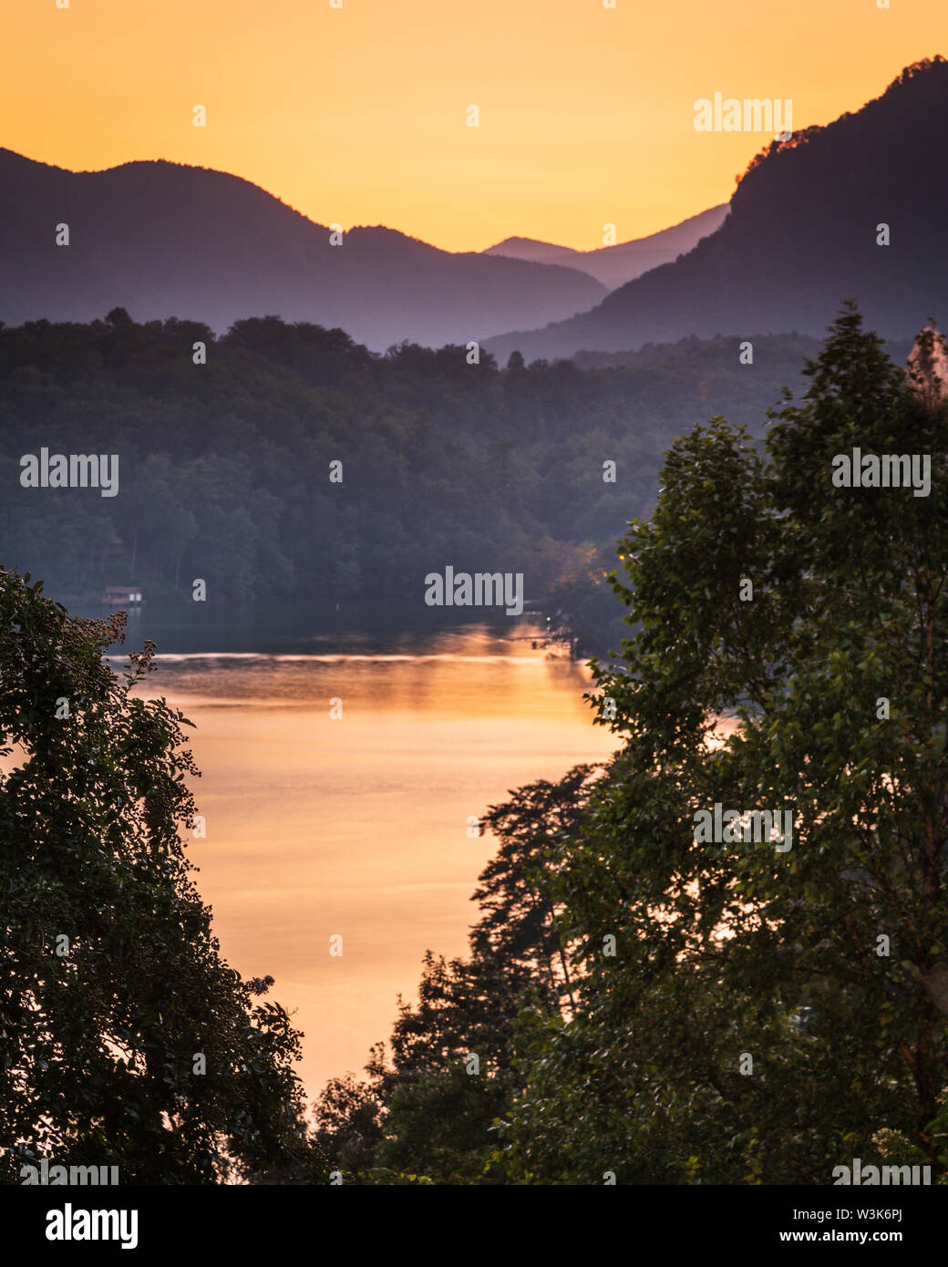 Sonnenuntergang Blick nach Norden über den Lake Lure, North Carolina, USA. Stockfoto