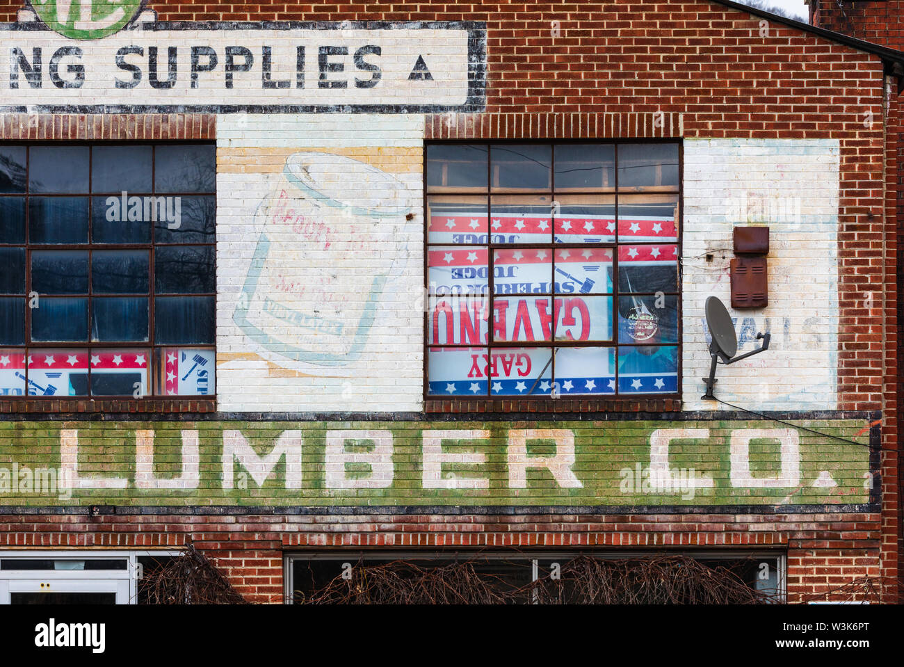 Gemalte Schriftzug an der Seite eines Industriegebäudes in Fichte Kiefer, North Carolina, USA. Stockfoto
