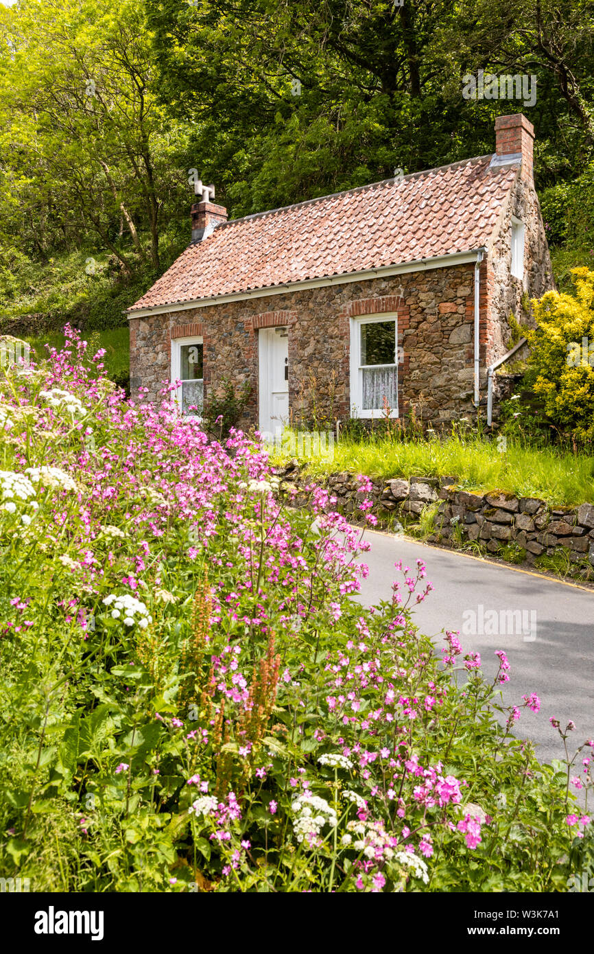 Ein altes Landhaus aus Stein neben der Spur am Petit Bot, Guernsey, Großbritannien Stockfoto