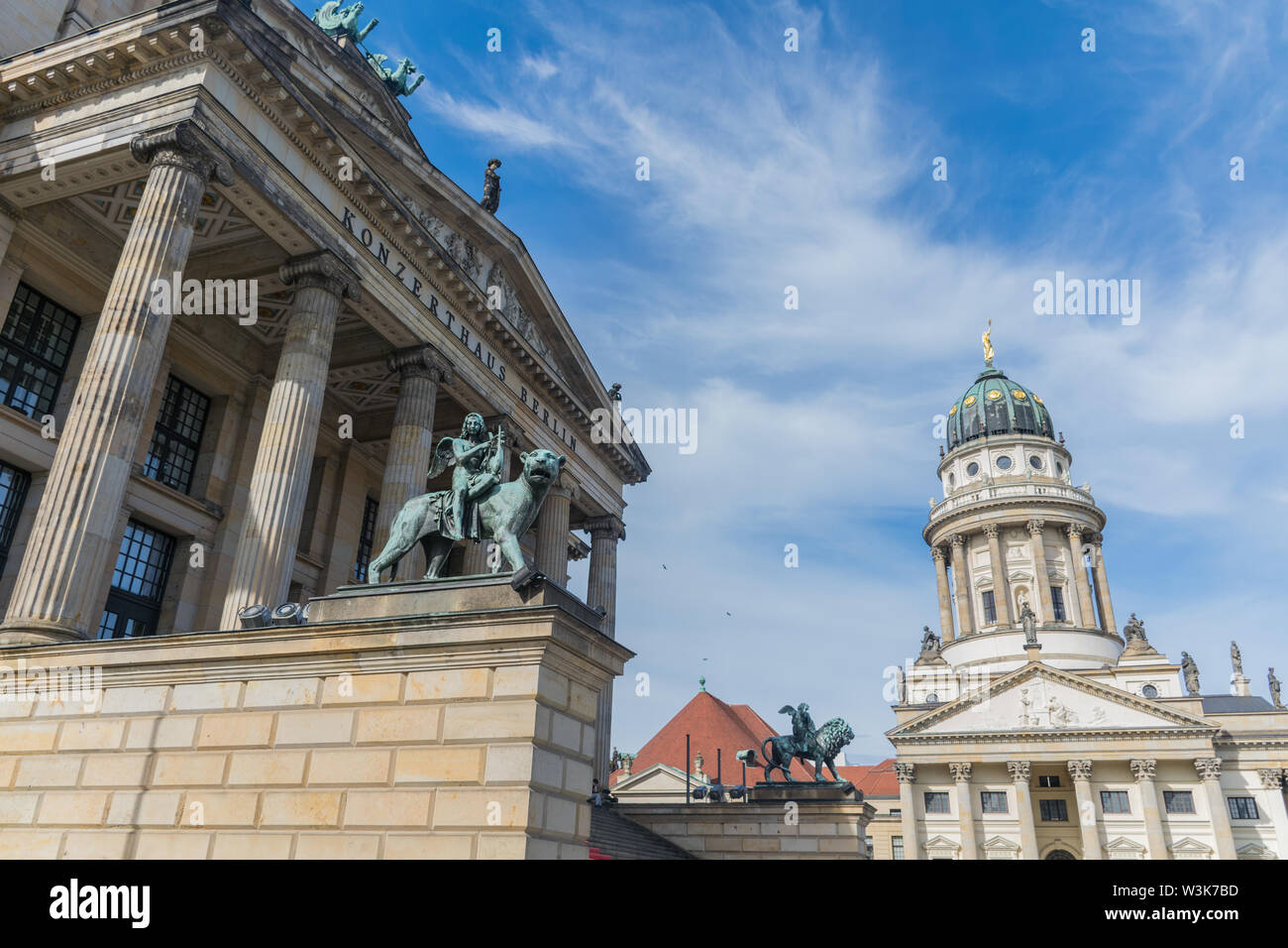 Berlin, Deutschland - 23. September 2018: Nach oben und horizontale Ansicht im Konzerthaus in Berlin, Deutschland, mit Beige und Grün und Blau Stockfoto