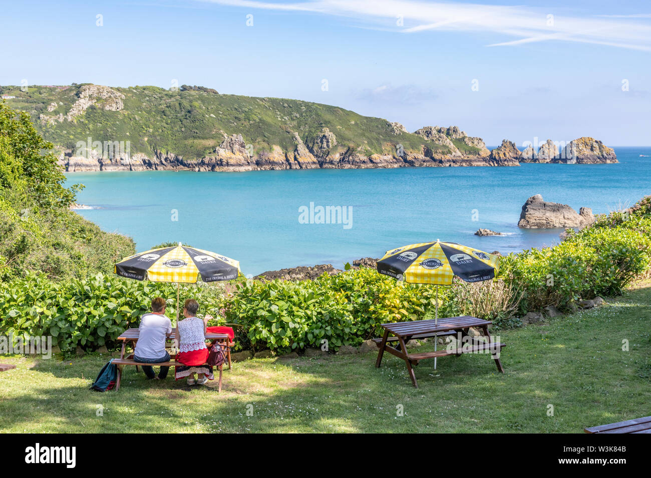 Die schöne zerklüftete Südküste von Guernsey - ein Blick auf die Moulin Huet Bay von der Tea Gardens, Guernsey, Kanalinseln, Großbritannien Stockfoto
