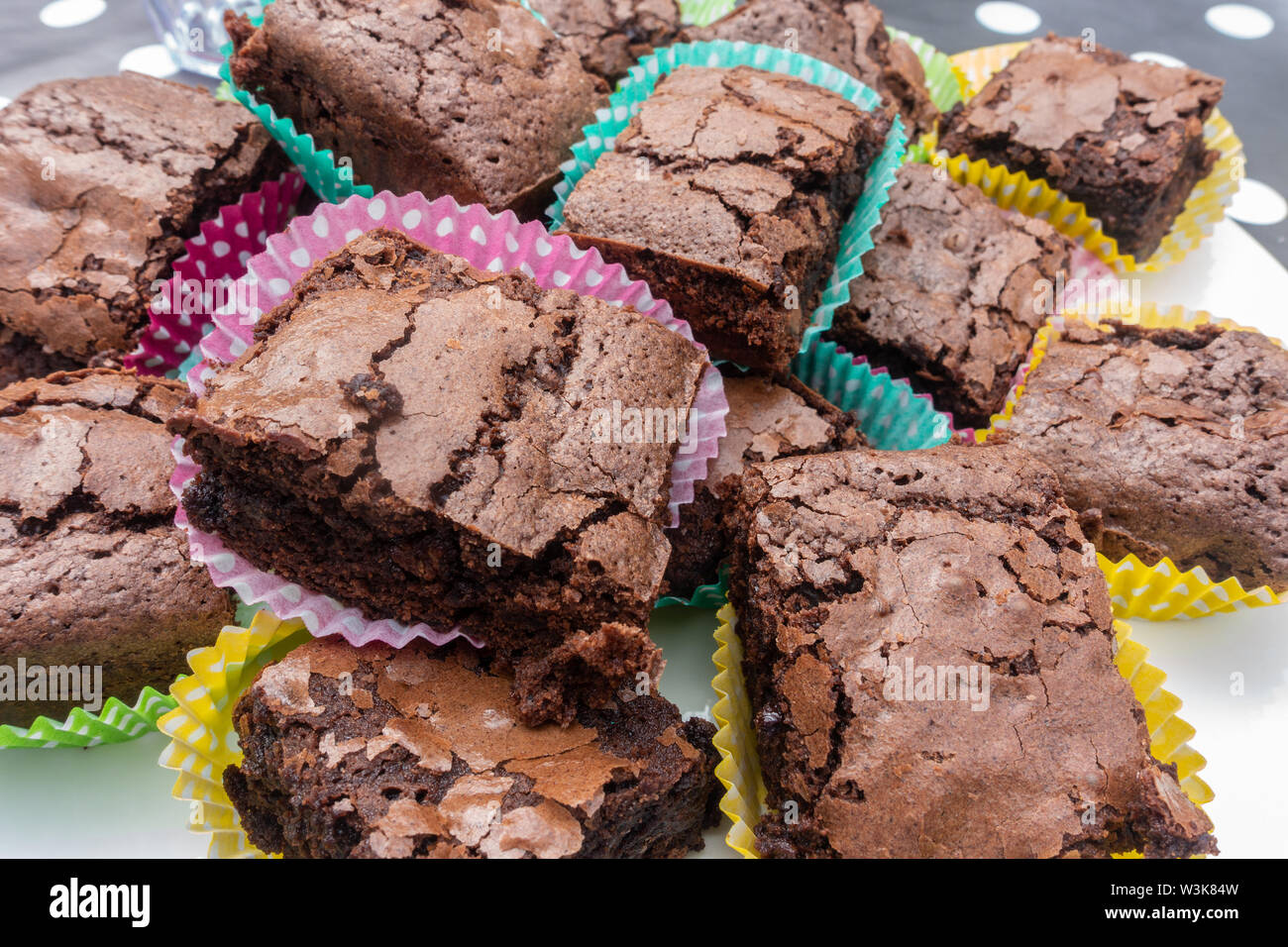 Scheiben von Chocolate Brownie in Papier. Stockfoto