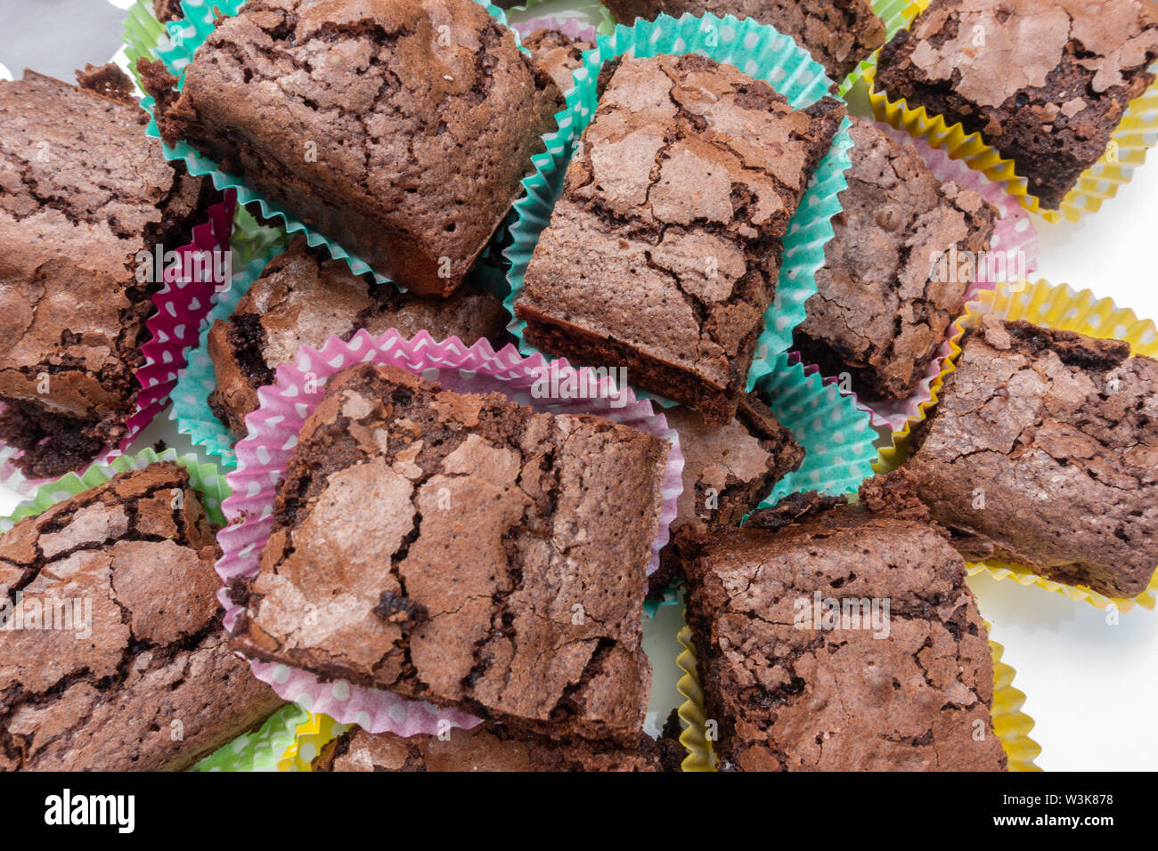 Scheiben von Chocolate Brownie in Papier. Stockfoto