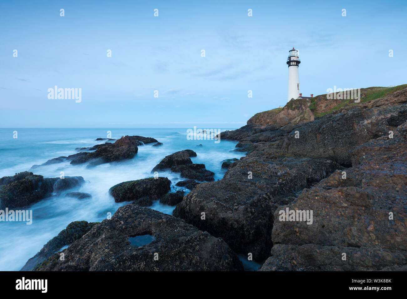 White Pigeon Point Lighthouse mit einem blauen Himmel historische Alte Leuchtturm bei Sonnenuntergang - Pigeon Point Lighthouse - Kalifornien, USA Stockfoto