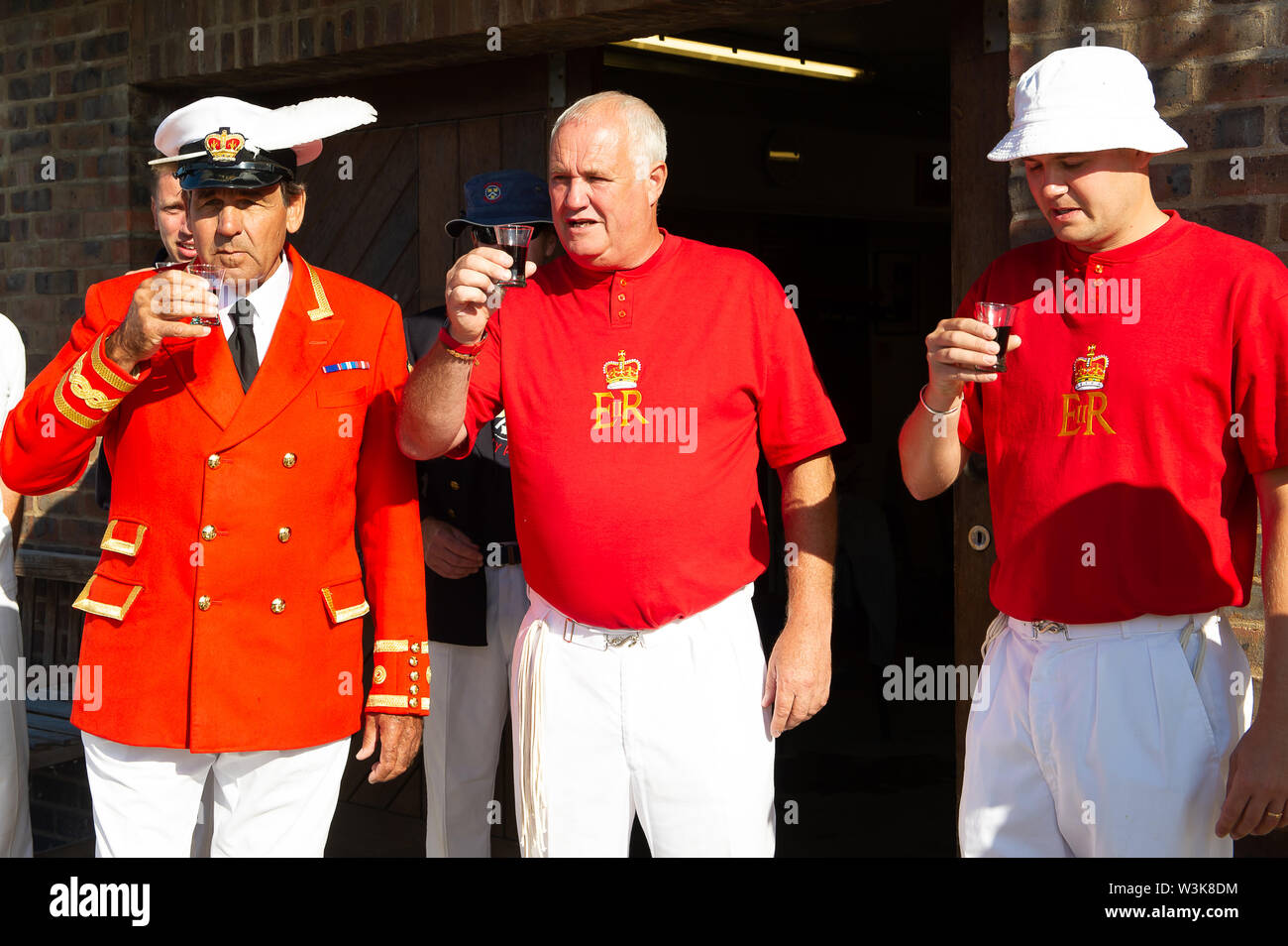 Tag Zwei der Swan Upping, Royal Borough of Windsor und Maidenhead, Berkshire, Großbritannien. 16. Juli, 2019. Die Queen's Swan Marker David Barber und den Royal Swan Oberteil heben einen Toast auf Ihre Majestät die Königin in Eton, Windsor, Berkshire. Swan Upping ist die traditionelle britische jährliche Volkszählung von Schwänen und cygnets Auf der Themse von der Royal Swan zusammen Oberteil mit dem Swan Oberteil von der Winzer und Dyers' Livery unternehmen. Credit: Maureen McLean/Alamy leben Nachrichten Stockfoto