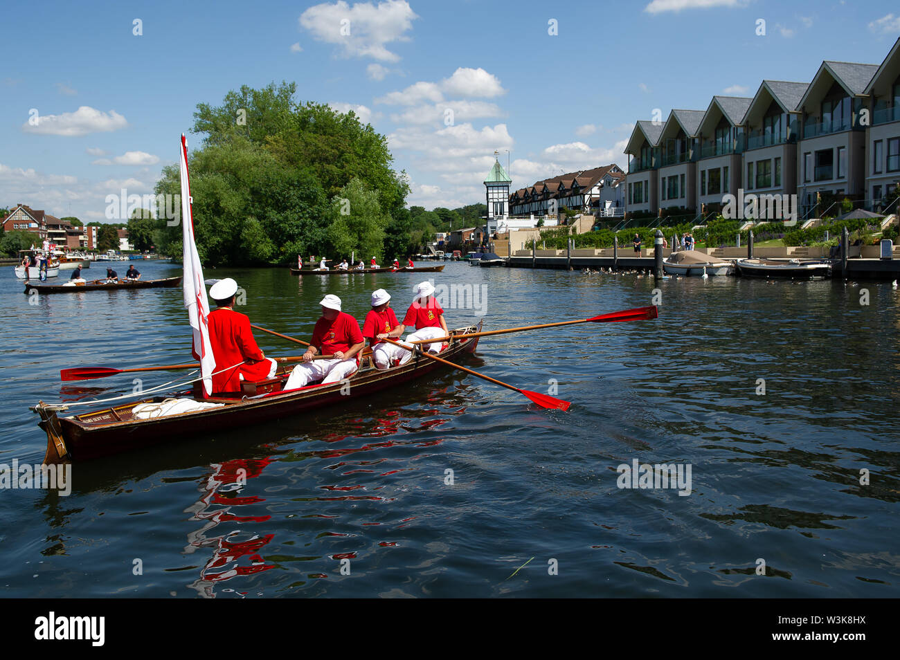 Tag Zwei der Swan Upping, Royal Borough of Windsor und Maidenhead, Berkshire, Großbritannien. 16. Juli, 2019. Die Royal Swan Oberteil in Taplow Riverside bereit, um eine junge Familie von Schwänen. Swan Upping ist die traditionelle britische jährliche Volkszählung von Schwänen und cygnets Auf der Themse von der Royal Swan zusammen Oberteil mit dem Swan Oberteil von der Winzer und Dyers' Livery unternehmen. Credit: Maureen McLean/Alamy leben Nachrichten Stockfoto