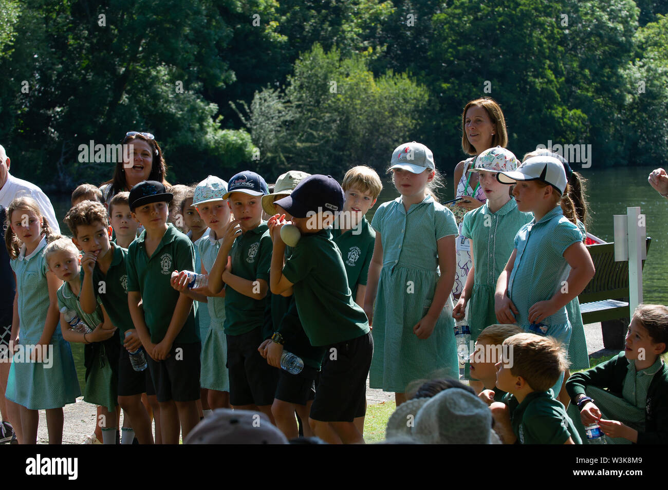 Tag Zwei der Swan Upping, Royal Borough of Windsor und Maidenhead, Berkshire, Großbritannien. 16. Juli, 2019. Ist eine leere Swan Ei ist bestanden, Kinder von Windsor zu Schule als Teil eines pädagogischen Gespräch durch den Swan Oberteil bei Oakley Court Hotel in Windsor. Swan Upping ist die traditionelle britische jährliche Volkszählung von Schwänen und cygnets Auf der Themse von der Royal Swan zusammen Oberteil mit dem Swan Oberteil von der Winzer und Dyers' Livery unternehmen. Credit: Maureen McLean/Alamy leben Nachrichten Stockfoto
