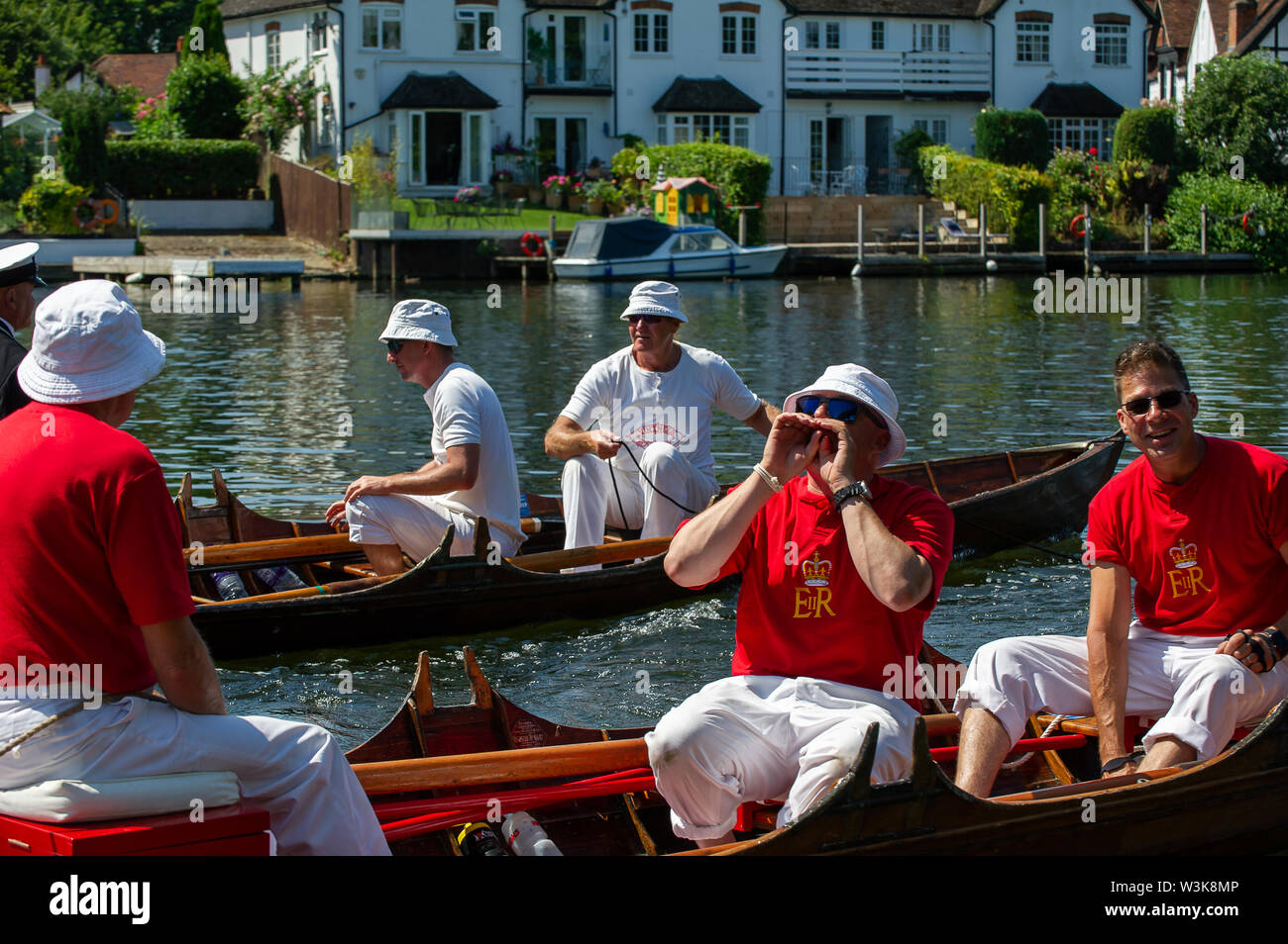 Tag Zwei der Swan Upping, Royal Borough of Windsor und Maidenhead, Berkshire, Großbritannien. 16. Juli, 2019. Ein Royal Swan Obere schreit "All-Up!' zu lassen die anderen Swan Oberteil weiß, eine Familie von Schwänen in Bray beschmutzt worden ist. Swan Upping ist die traditionelle britische jährliche Volkszählung von Schwänen und cygnets Auf der Themse von der Royal Swan zusammen Oberteil mit dem Swan Oberteil von der Winzer und Dyers' Livery unternehmen. Credit: Maureen McLean/Alamy leben Nachrichten Stockfoto