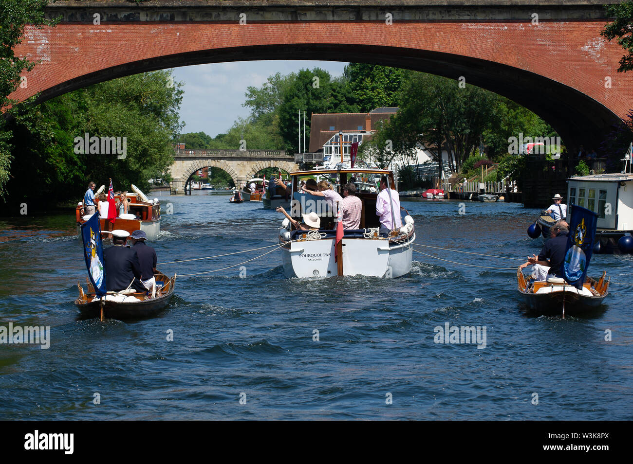 Tag Zwei der Swan Upping, Royal Borough of Windsor und Maidenhead, Berkshire, Großbritannien. 16. Juli, 2019. Swan Oberteil wave, die Menschen entlang der Themse, die gekommen sind, um den jährlichen Swan Upping Prozession zu beobachten. Swan Upping ist die traditionelle britische jährliche Volkszählung von Schwänen und cygnets Auf der Themse von der Royal Swan zusammen Oberteil mit dem Swan Oberteil von der Winzer und Dyers' Livery unternehmen. Credit: Maureen McLean/Alamy leben Nachrichten Stockfoto