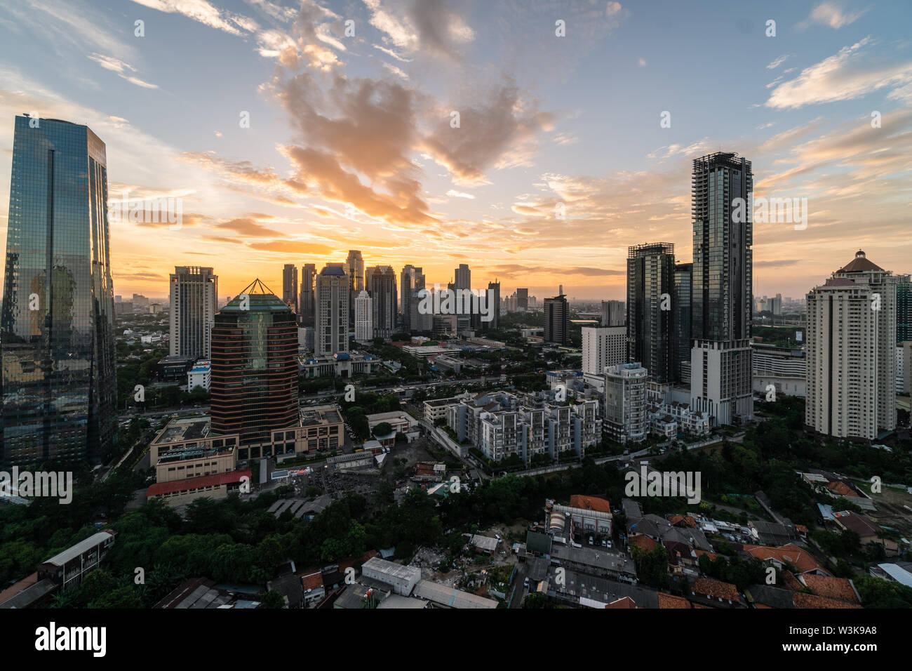 Sonnenuntergang über Jakarta south Business Viertel mit modernen Banken und Hochhäuser in Indonesien Hauptstadt. Stockfoto