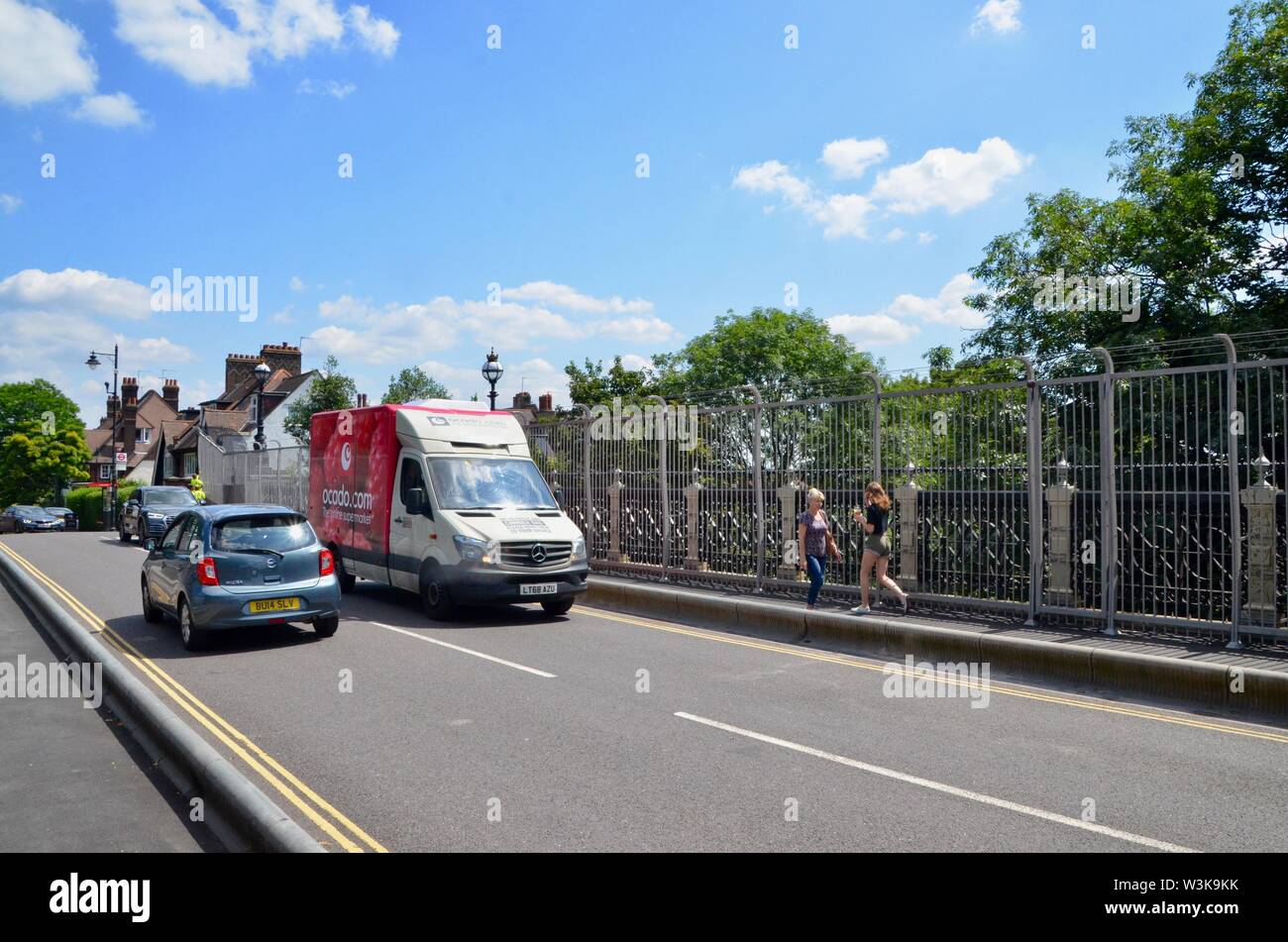 Neu errichteten Zäune am Torbogen Straße Brücke versucht, Selbstmorde N19 London berüchtigten Selbstmord hot spot zu verhindern Stockfoto