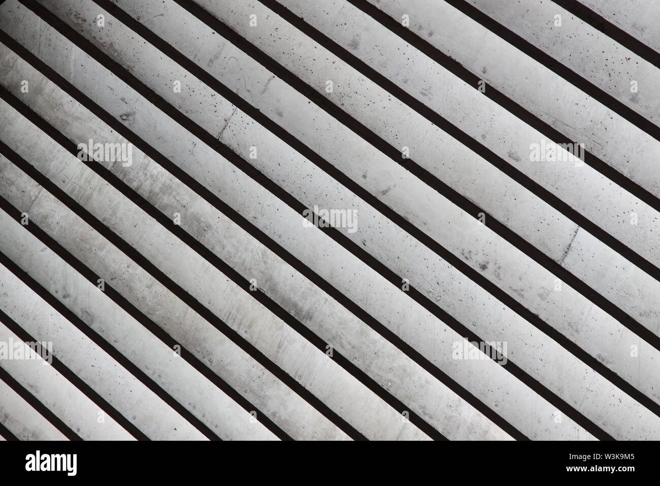 Seitenansicht eines minimalistischen Fenster Bau rund um die Kuppel in Temppeliaukio Kirche (Helsinki, Finnland). Licht und Schatten erzeugen eine interessante Stockfoto