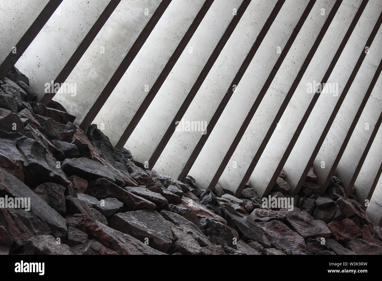 Seitenansicht eines minimalistischen Fenster Bau rund um die Kuppel in Temppeliaukio Kirche (Helsinki, Finnland). Licht und Schatten erzeugen eine interessante Stockfoto