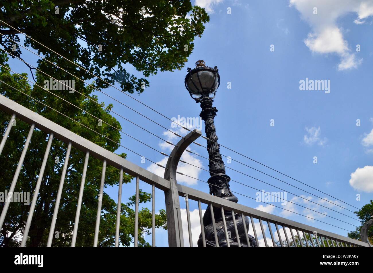 Neu errichteten Zäune am Torbogen Straße Brücke versucht, Selbstmorde N19 London berüchtigten Selbstmord hot spot zu verhindern Stockfoto