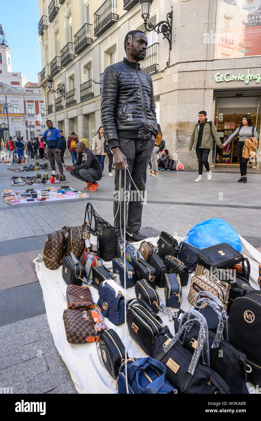 Einwanderer verkaufen counerfeit waren auf den Straßen von Madrid in der Nähe der Puerta del Sol, zentral, Madrid, Spanien. Stockfoto