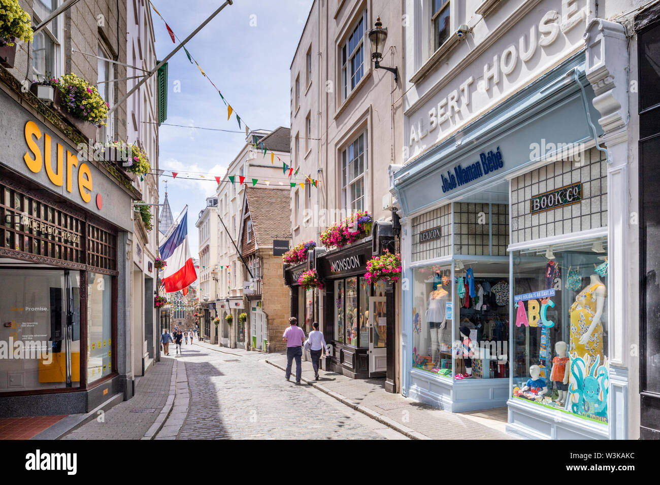 Menschen Einkaufen in der High Street, St Peter Port, Guernsey, Kanalinseln, Großbritannien Stockfoto
