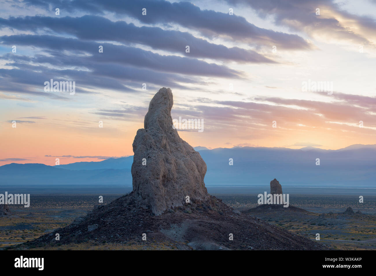 Trona Pinnacles sind fast 500 Tuffstein Türme in der kalifornischen Wüste National Conservation Area versteckt, Death Valley National Park, Kalifornien, USA Stockfoto