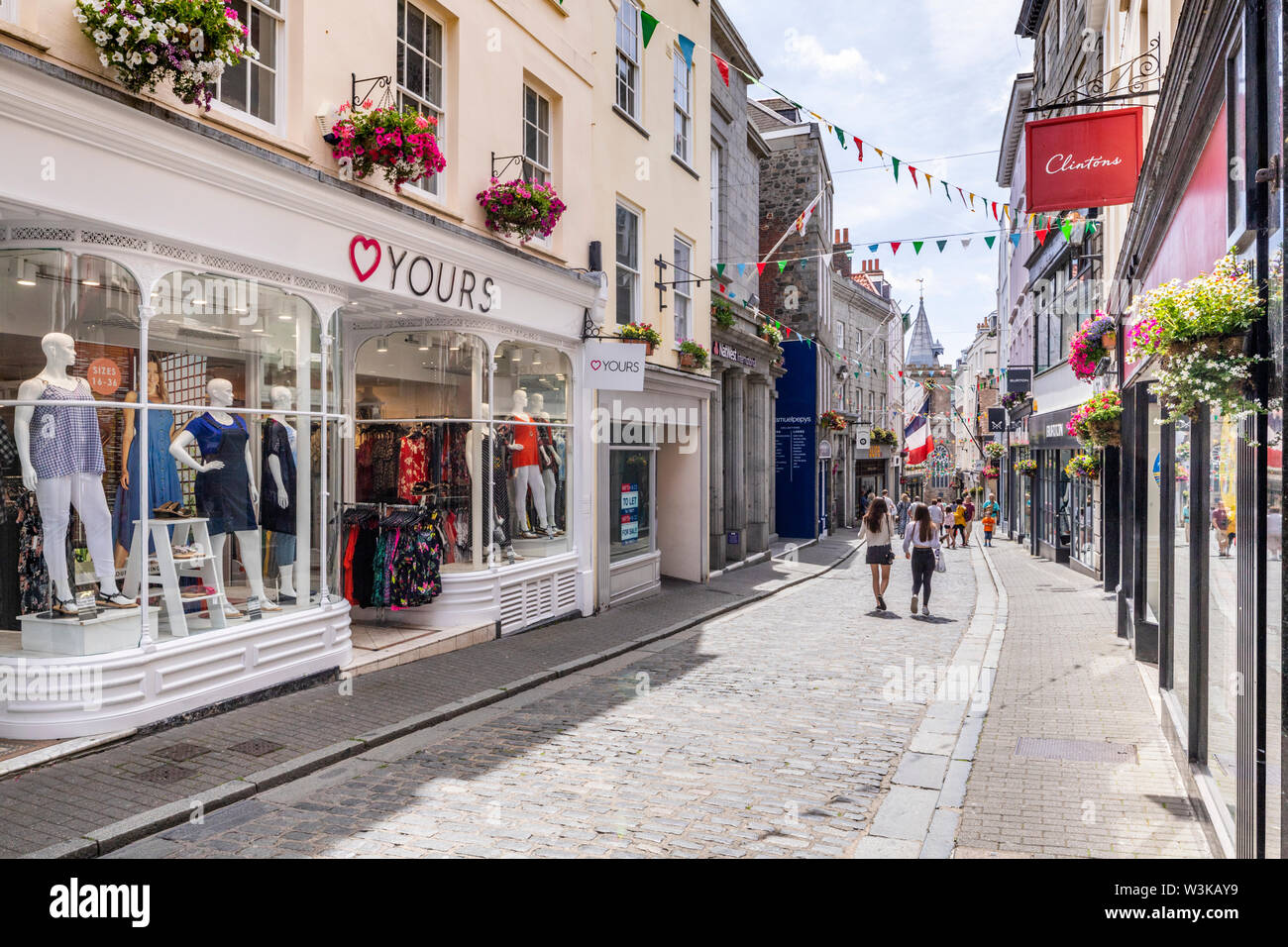 Menschen Einkaufen in der High Street, St Peter Port, Guernsey, Kanalinseln, Großbritannien Stockfoto