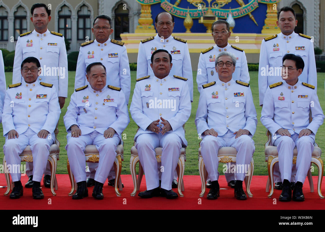 Bangkok, Thailand. 16. Juli, 2019. Thailands Premierminister, Prayuth Chan-ocha mit seinem Kabinett Mitglieder, posieren für ein Foto unter Eid vor von Thailands König Maha Vajiralongkorn in Bangkok, Thailand. Credit: SOPA Images Limited/Alamy leben Nachrichten Stockfoto