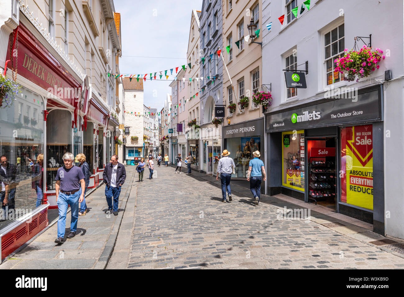 Menschen Einkaufen in der pollett, St Peter Port, Guernsey, Kanalinseln, Großbritannien Stockfoto