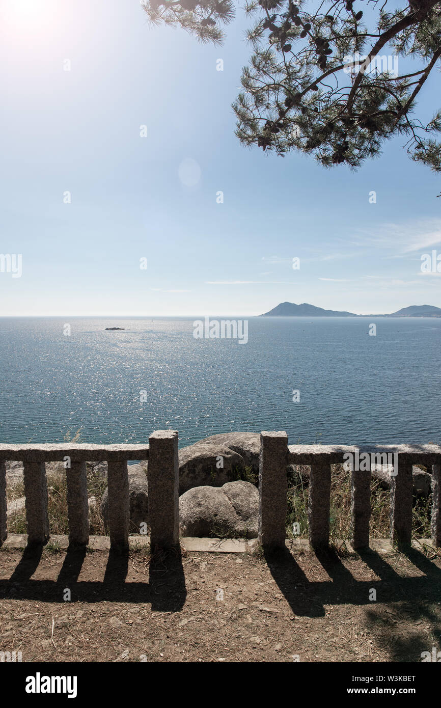 Malerische Aussicht auf das Meer und die Küste von einem natürlichen Aussichtspunkt. Galizien, Spanien Stockfoto