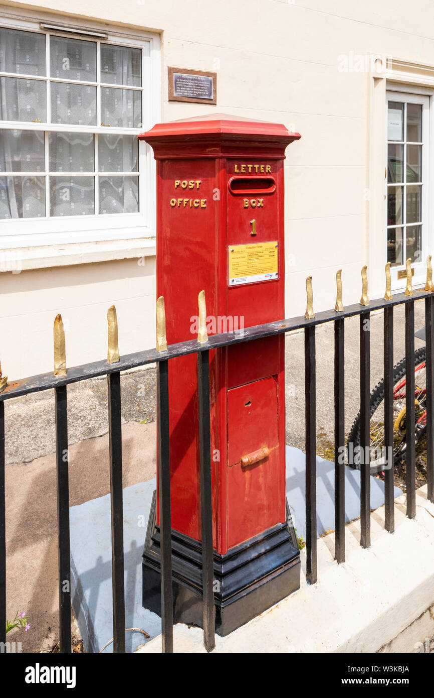 Die älteste erhaltene Post Box in Großbritannien (aus 1852) noch im täglichen Gebrauch in der Union Street, St Peter Port, Guernsey, Kanalinseln, Großbritannien Stockfoto