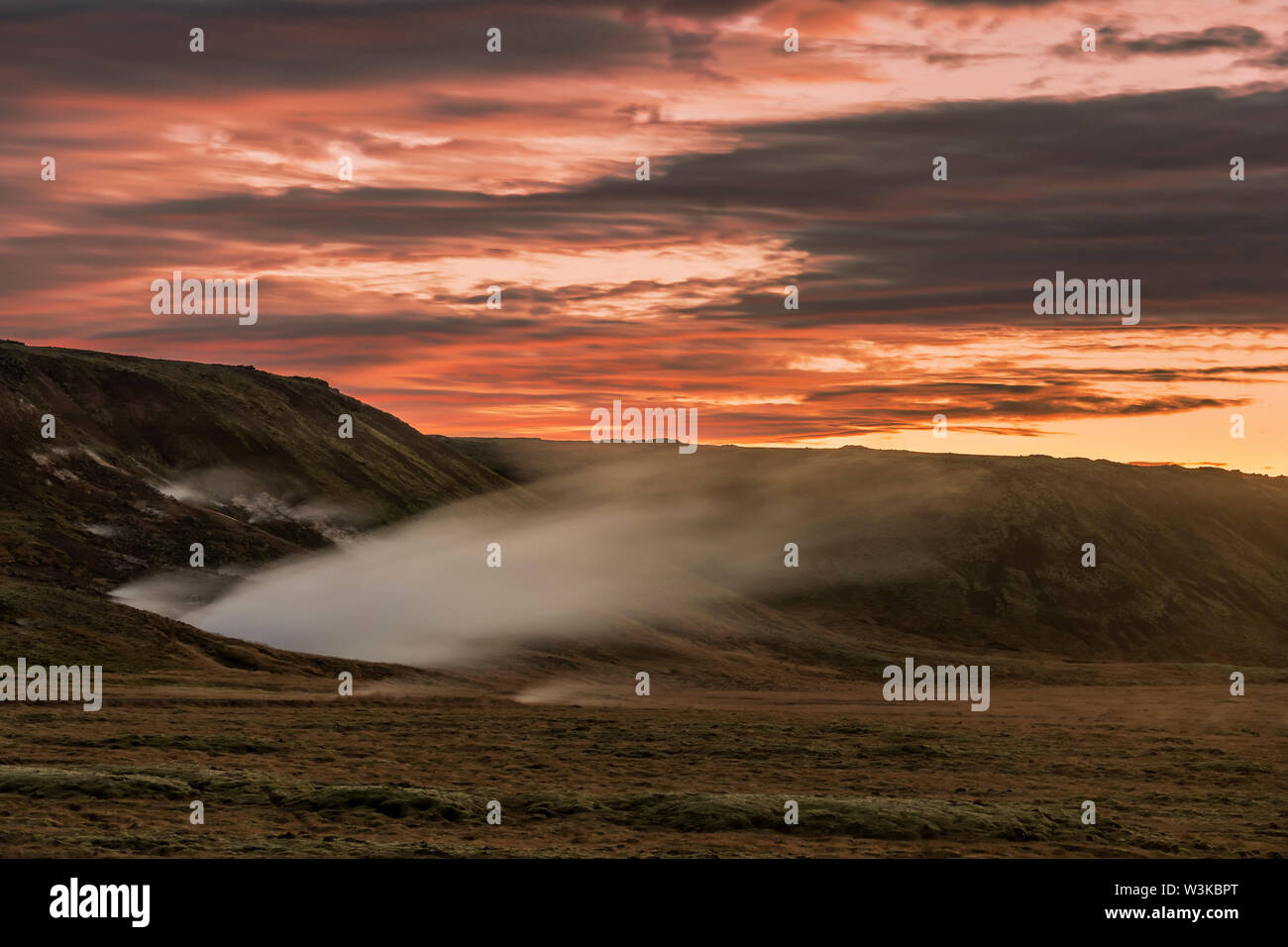 Sonnenuntergang über Geothermie, hellisheidi Heide, Island Stockfoto