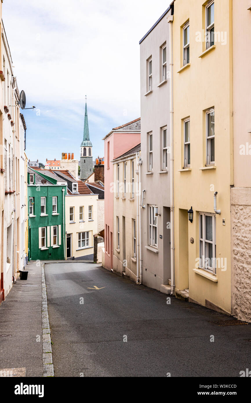 Die George Street, eine der steilen Gassen in St. Peter Port, Guernsey, Kanalinseln, Großbritannien Stockfoto