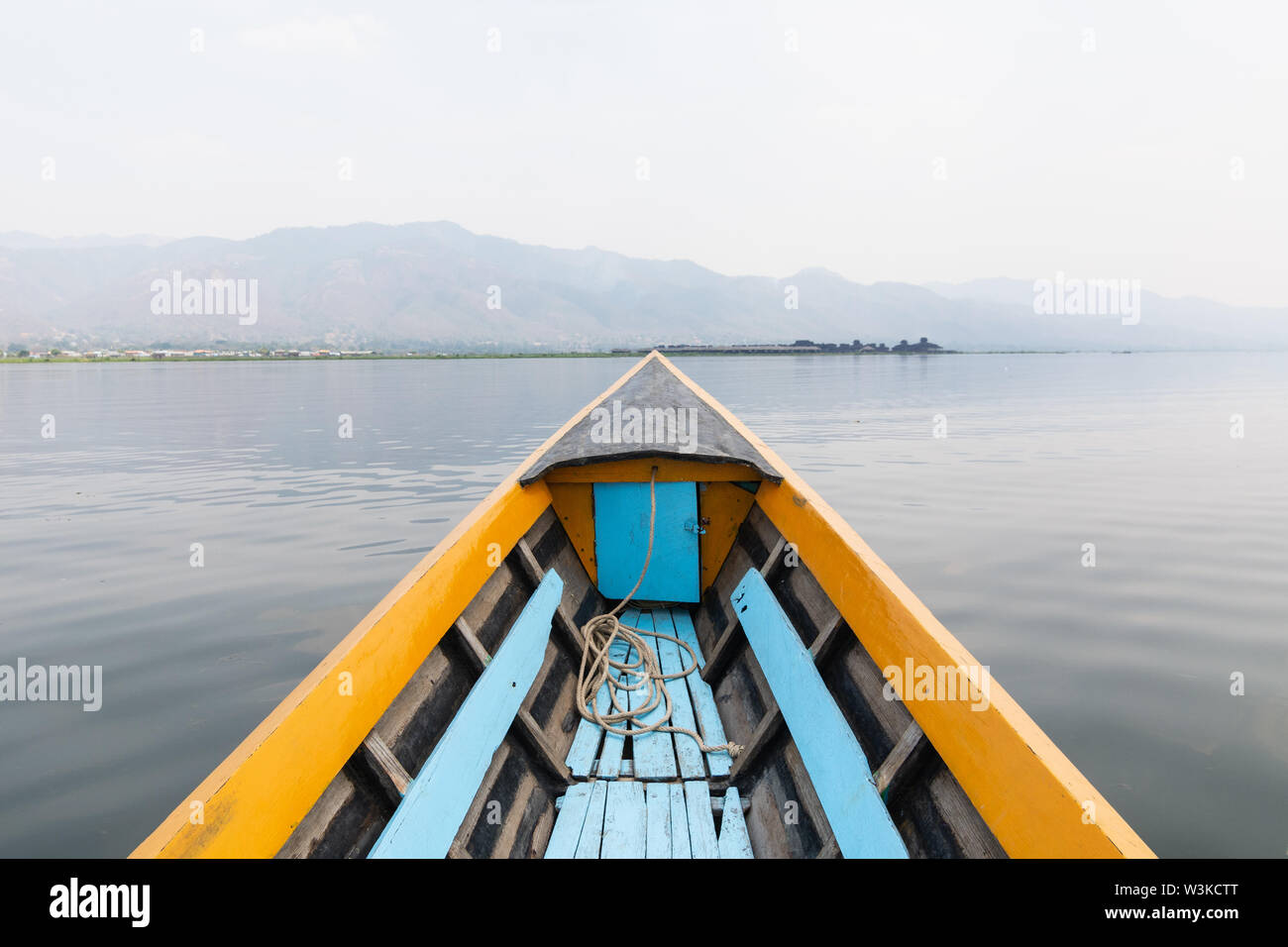 Traditionelle Holzboot Nase mit Inle See und die Berge im Hintergrund, Myanmar. Stockfoto