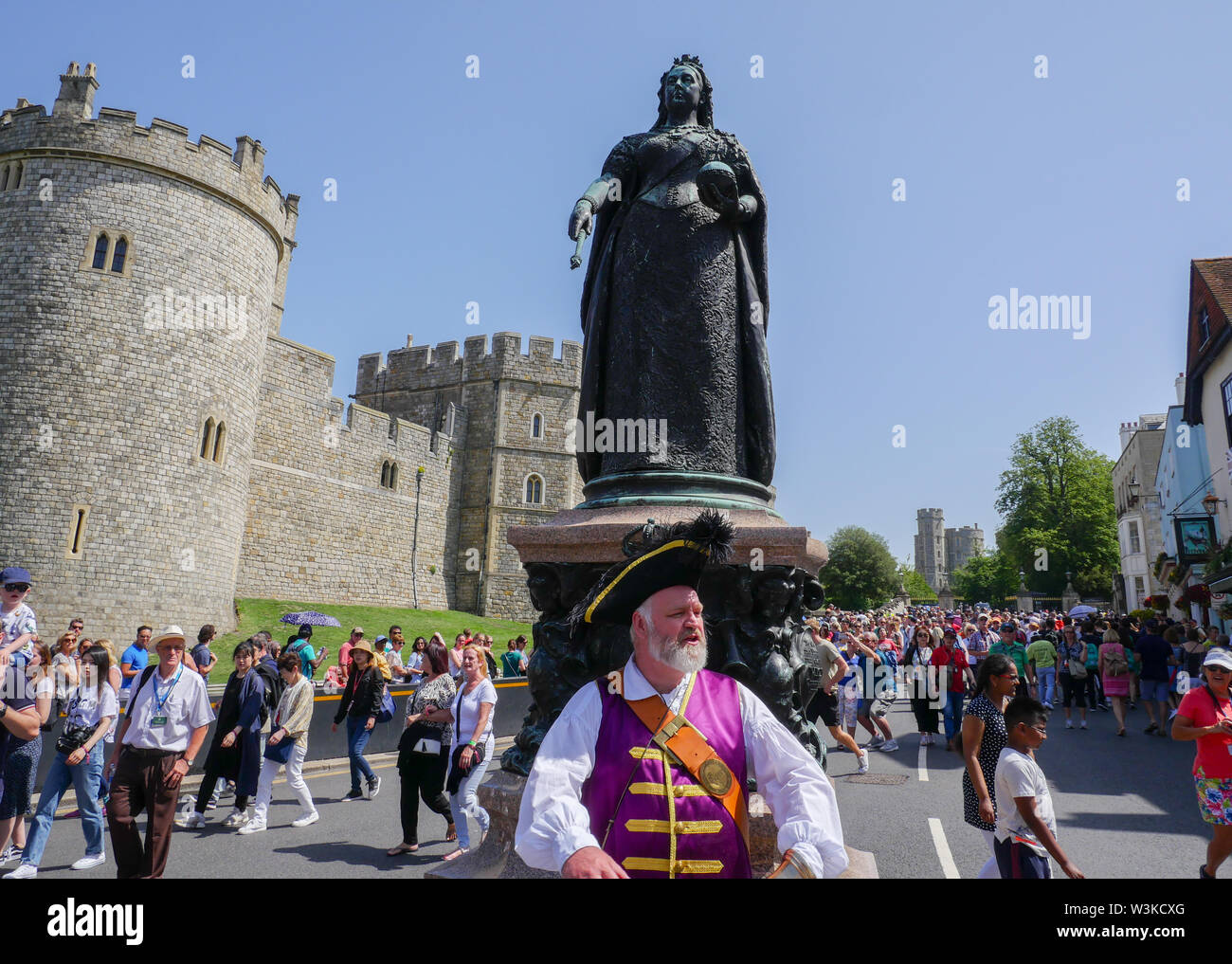 Chris Brown ist die offizielle Stadtausrufer des Royal Borough of Windsor und Maidenhead, vor Schloss Windsor, Windsor, Berkshire, England, UK, GB. Stockfoto