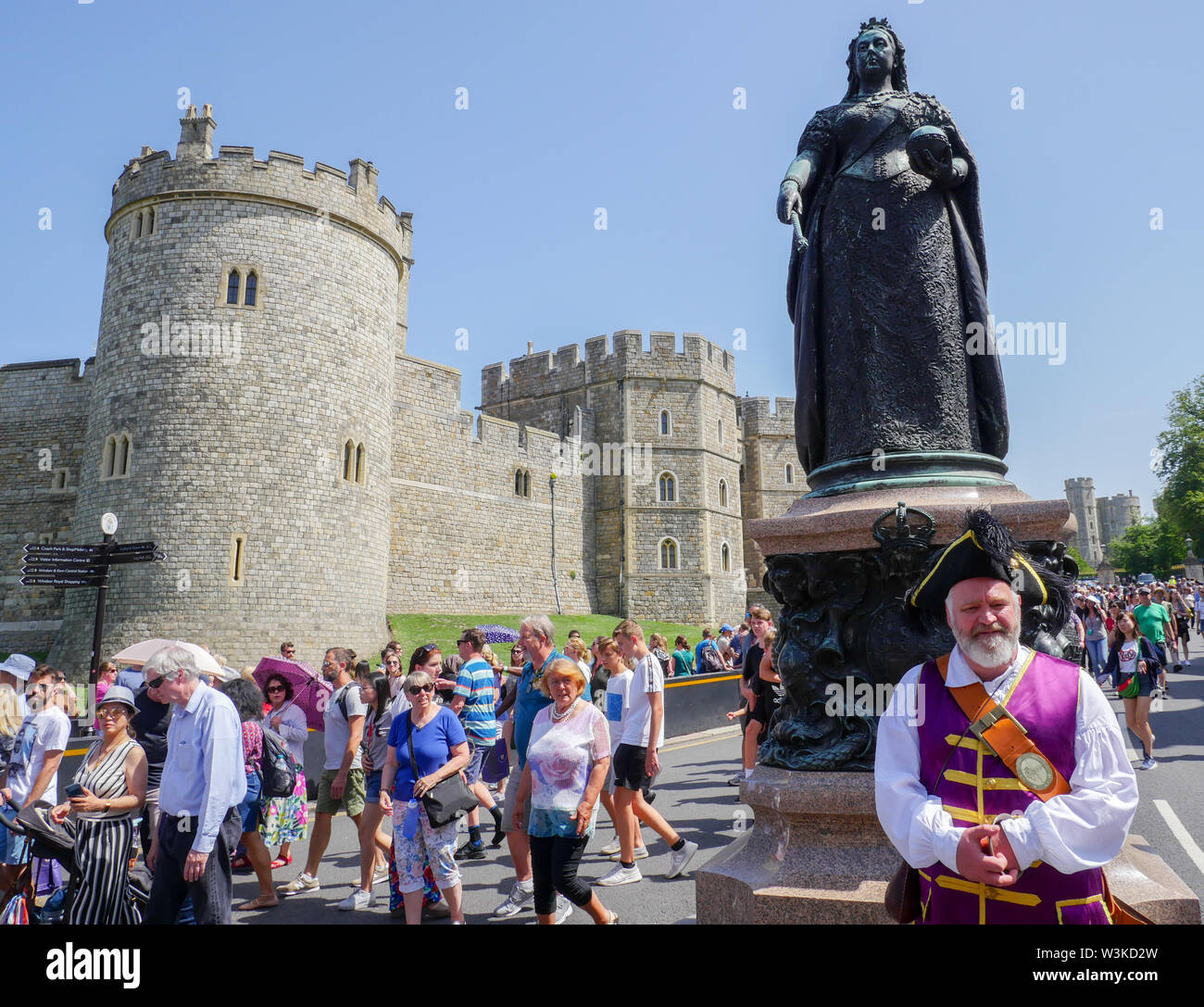 Chris Brown ist die offizielle Stadtausrufer des Royal Borough of Windsor und Maidenhead, vor Schloss Windsor, Windsor, Berkshire, England, UK, GB. Stockfoto