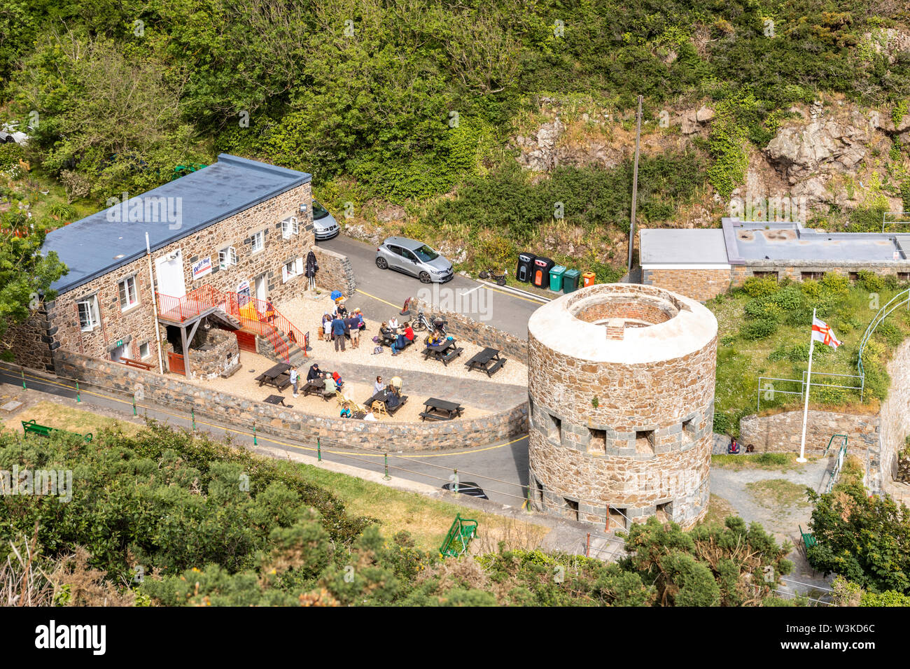 Auf der Suche nach unten von der Küste weg auf die teestuben und der Napoleonischen Schlupfloch Turm mit Blick auf Petit Bot Bay, Guernsey, Kanalinseln, Großbritannien Stockfoto