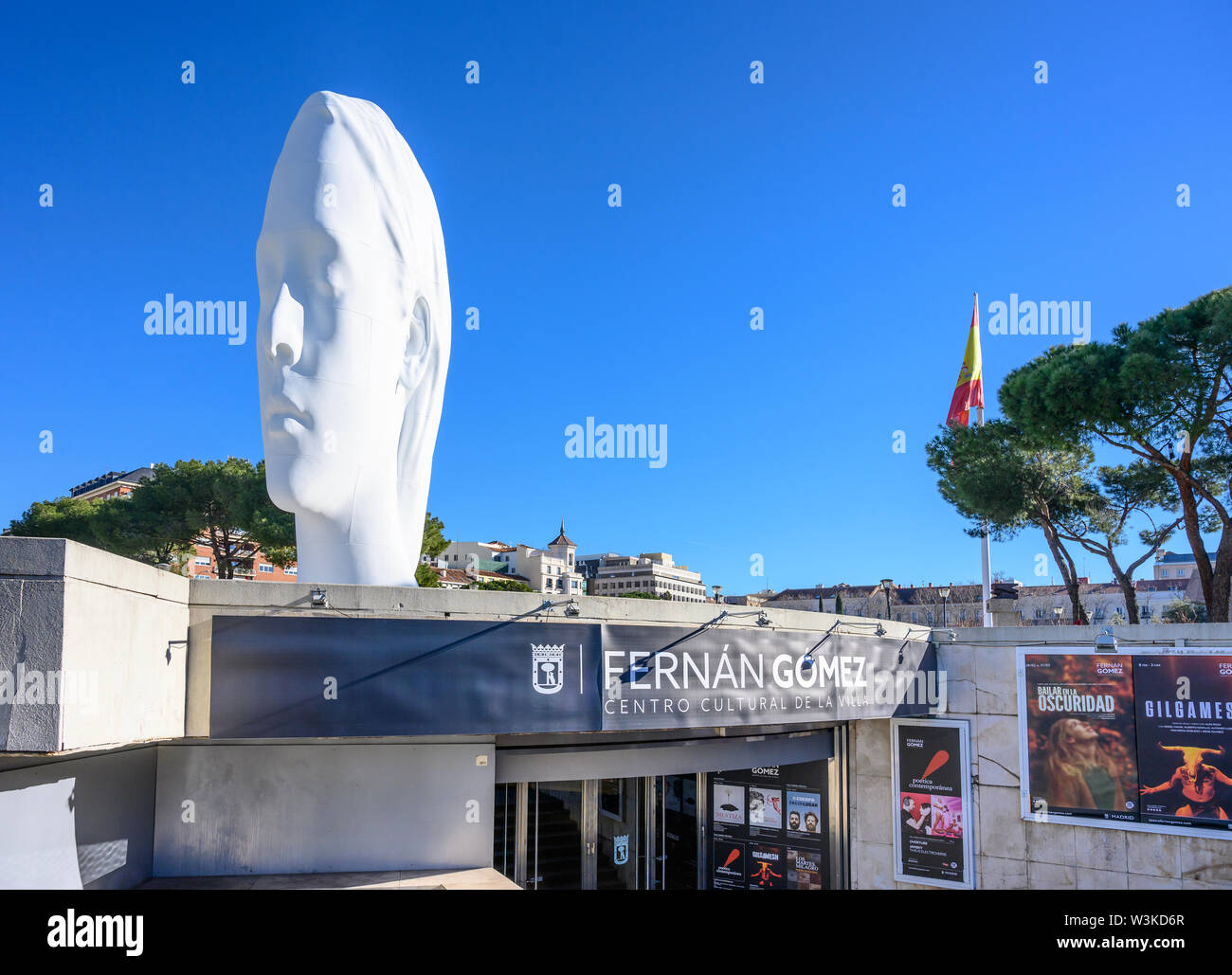Die Fernán Gómez Centro Cultural de la Villa, die von 'Julia', eine riesige Skulptur von Künstler Jaume Plensa, in der Plaza de Colon, Madrid, Spanien übersehen Stockfoto