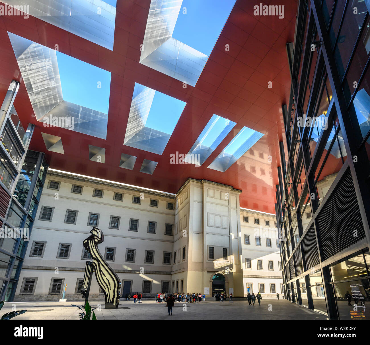 Teil der futuristischen Flügel, entworfen vom Architekten Jean Nouvel an das Centro de Arte Reina Sofia in Madrid, Spanien Stockfoto