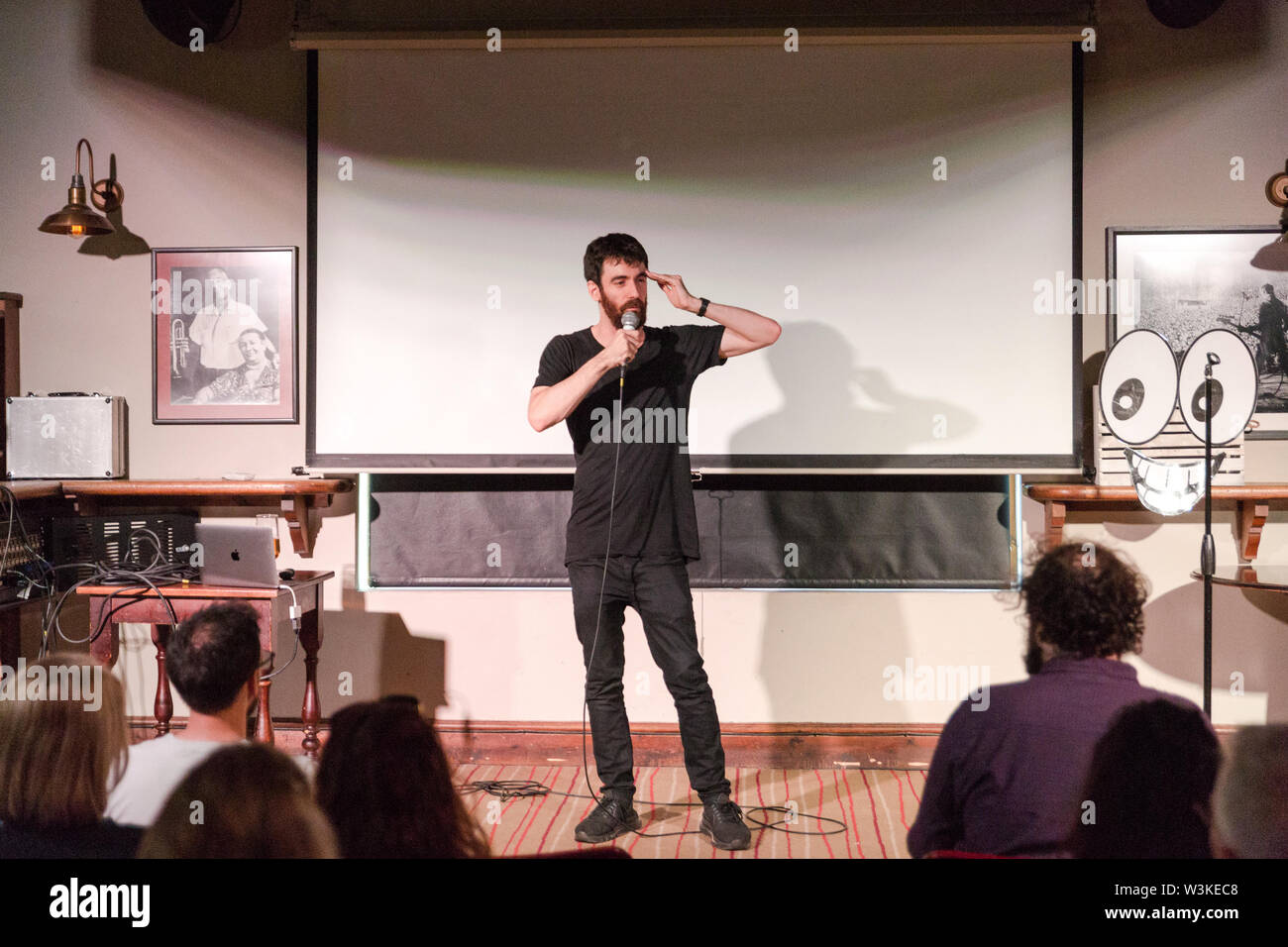 Northampton, Großbritannien. 12. Juli, 2019. Schauspieler Adam Hess führt während der Komödie Kiste Comedy Festival in Northampton. Credit: SOPA Images Limited/Alamy leben Nachrichten Stockfoto